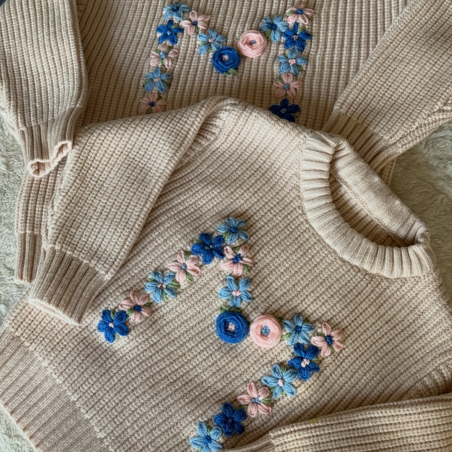 Dětství uteče neuvěřitelně rychle… první úsměv, první krůčky, první společné chvíle, na které nechceme zapomenout.
Tyto ručně vyšívané svetříky vznikají jako malá vzpomínka na čas, kdy bylo vaše děťátko ještě tak maličké ✨
Každý svetřík je jedinečný — díky personalizované výšivce s iniciálou nebo jménem vašeho děťátka se z něj stává osobní kousek s vlastním příběhem. Není to jen oblečení, ale malá památka, kterou si můžete jednou schovat a která vás při každém pohledu vrátí zpět do těch nejněžnějších okamžiků 🥹🫶🏻