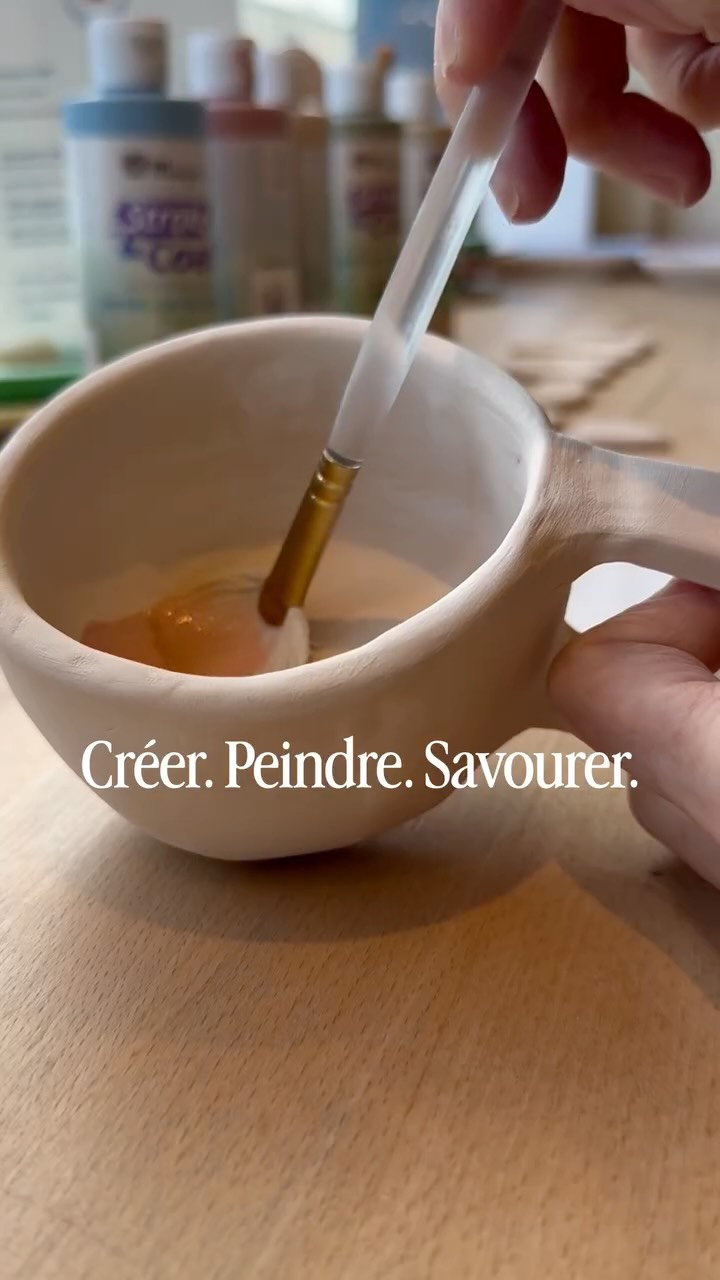 De la terre… à votre pause thé.
Tout commence en modelage. ✨