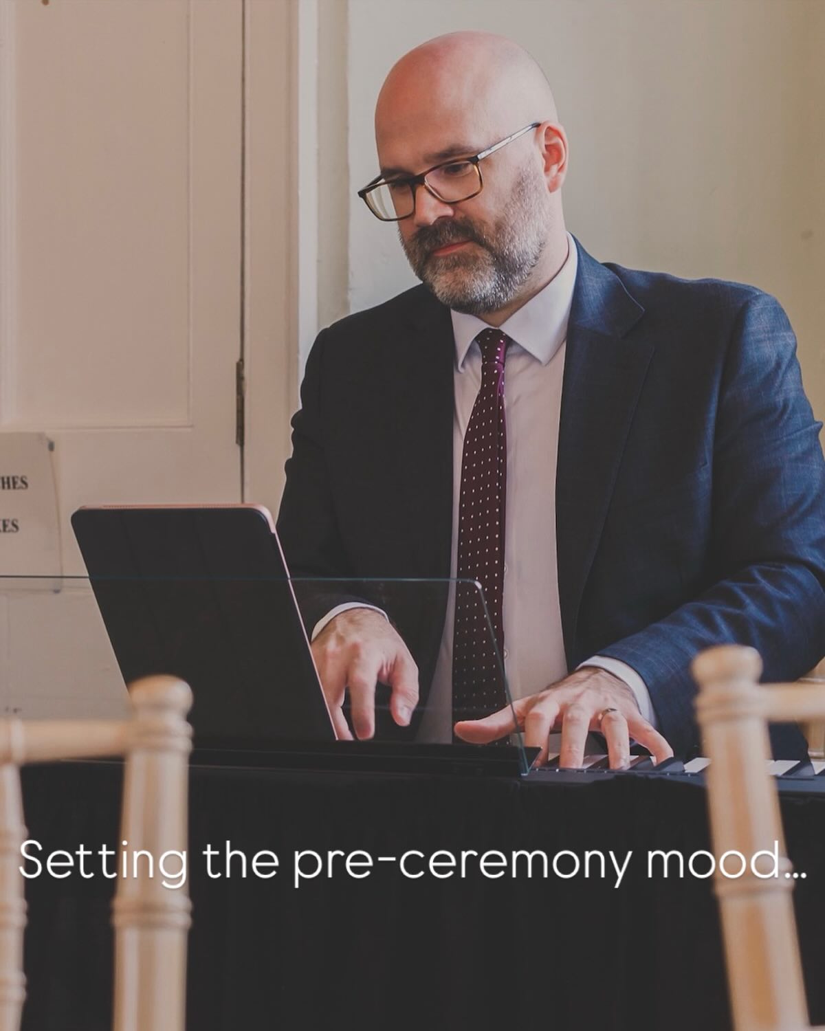Pre-ceremony snaps - Daniel is often quite busy setting the mood before the most important moment of a couple’s life that he’s often unaware of photographer capturing him in action so excuse the concentration in his face 😂 📸
Venue - Hadleigh Town Hall / Guildhall
Photographer @neilseniorphotography
www.daniellaw.co.uk (Link in Bio)
#suffolkweddingvenue #weddingpianist #2026wedding #2027wedding #weddingmusic