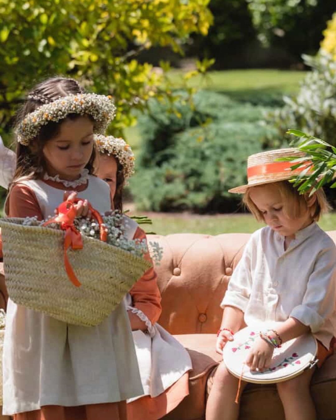 Bodas a la vista? Os dejamos estas preciosas fotos de la boda de @gracipacio que nos encantan!! 😍😍😍 Para las niñas eligieron el modelo Compuesto y los niños fueron combinados con ellas en los mismos colores.