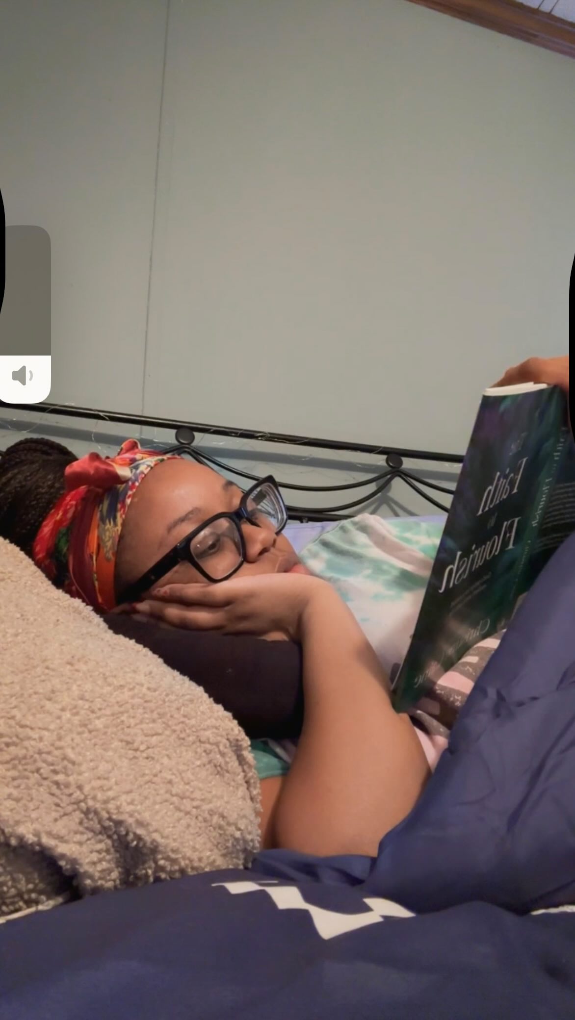 Some days all you need are naps and a good book. 🖤
#sundayreset #resetroutine #soulcare #restday #booktok