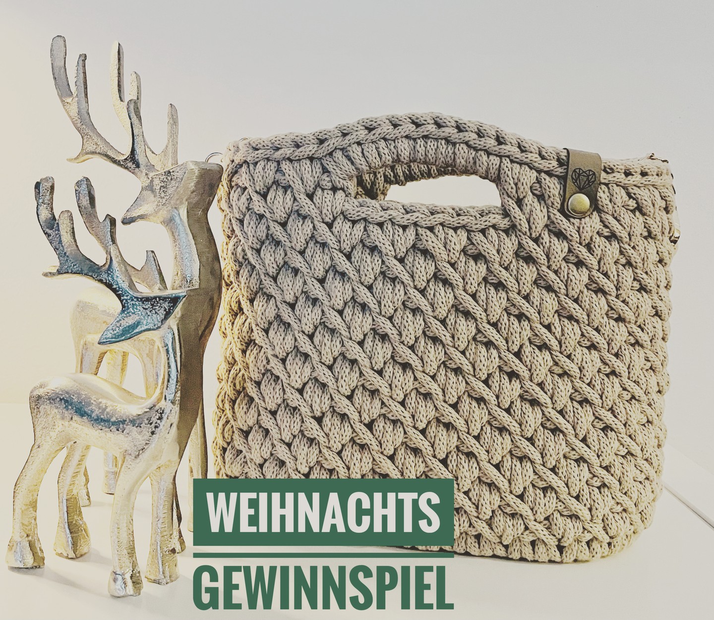 ❤️ WEIHNACHTS - GEWINNSPIEL ❤️
Ich möchte einfach DANKE sagen, für dieses aufregende Jahr mit Euch! Daher gibt es ein (mein erstes) kleines Gewinnspiel zu Weihnachten! Zu gewinnen gibt es diese hübsche kleine Tasche in der tollen Farbe sand .. Und, da ja viele von Euch gerne selber häkeln, könnt Ihr auch alternativ nur das Material für diese Tasche (Boden, ein Knäuel Garn und ein Leder-Label) wählen .. 😊
Somit wird es zwei Gewinner geben 🎉 Um teilzunehmen müsst ihr nur folgendes tun:
🖤 folge mir hier auf instagram
🖤 schreib in den Kommentaren, was du gerne hättest - die Tasche oder das Material
🖤 markiere 2 Freunde, die sich auch über so einen Gewinn freuen würden
... ihr könnt den Beitrag natürlich auch gerne in Euren Stories teilen - damit auch niemand das Gewinnspiel verpasst 😊 ...
Ende des Gewinnspiels ist der 30.12.2023, der Gewinner wird danach in einer Story bekanntgegeben. Teilnahme ab 18 Jahren und nur mit einem Wohnsitz in Österreich oder Deutschland. Das Gewinnspiel steht in keinerlei Verbindung mit Instagram oder Facebook. Der Rechtsweg ist ausgeschlossen. Keine Barablöse. Mit der Teilnahme an diesem Gewinnspiel erklärst du dich bereit, nach den neuen DSVGO Standards, eure Daten zum Versand des Gewinnes und für den Gewinn freizugeben. Für weitere Zwecke werden deine Daten nicht gespeichert und benötigt.
#häkeln #häkeltasche #geschenk #gewinnspiel #diy #crochet #häkelliebe #tasche #crochetbag #austria #gönndir #vielglück #gewinnen #handgemacht #freudemachen #crochet #häkelsüchtig