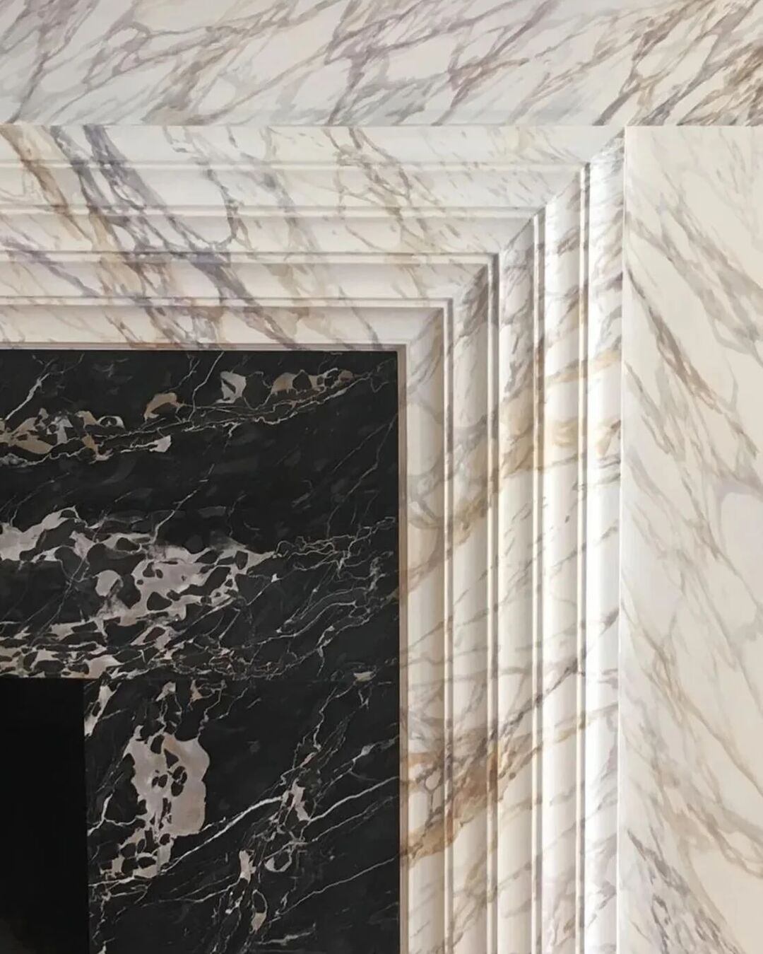 Our expert artisans use their faux painting talents to simulate nearly any natural material, including travertine, malachite, and marble varieties such as Sienna, Emperador, and Brèche Violette.
Link in bio to see more of these techniques.