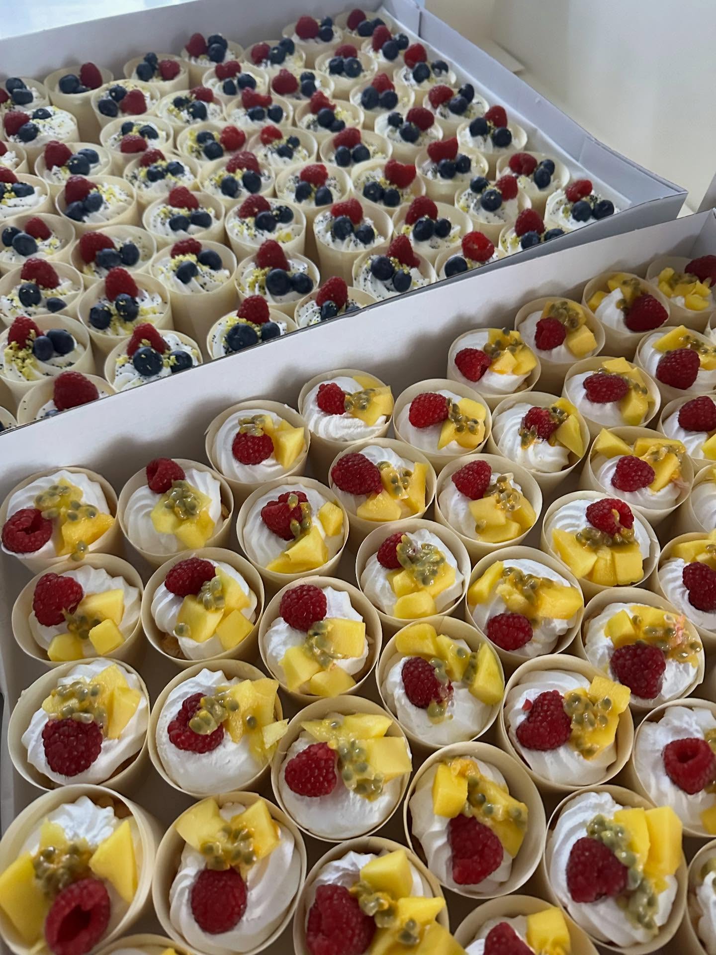 Temos feito tantos bolos para festas!🤩 Deslize para ver…