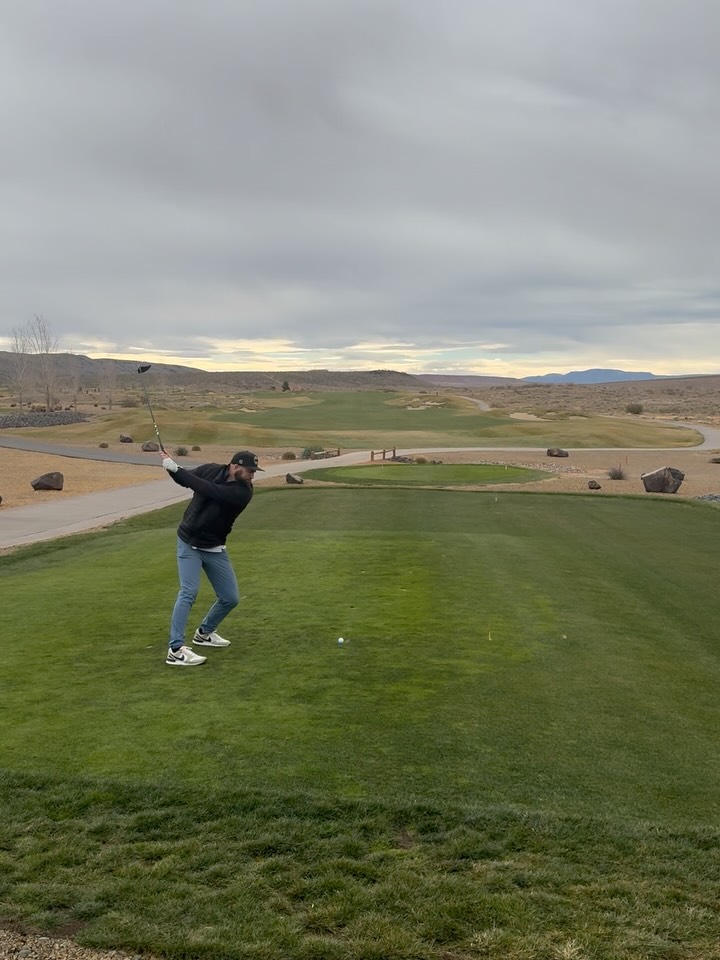 Apex was able to support the @sunsetviewgc winter trip in St. George and a Mesquite with some drinks as closest to the pin prizes! @copperrock @falconridge.golfcourse and @sandhollowresort were all awesome as always! Southern Utah is just stacked with good courses! Here are some swings from our crew over the 3 day trip! #golf #energy #utah #energydrink