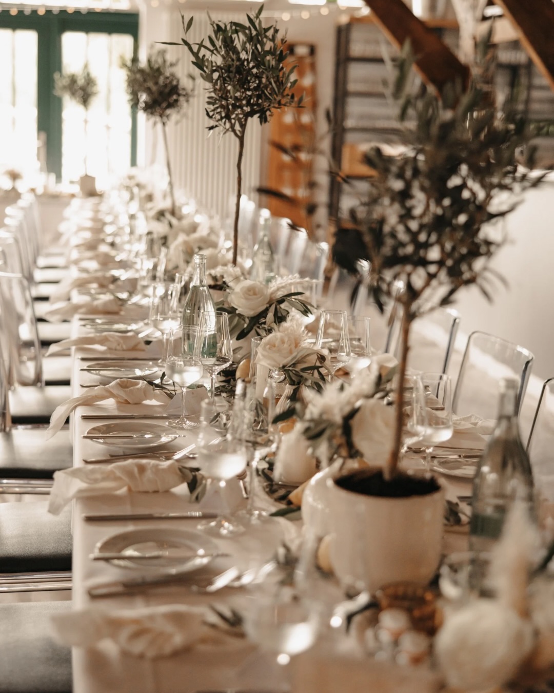 Wusstest du, dass ihr für eure Hochzeitsdeko Olivenbäume bei mir mieten könnt?
Olivenbäume sind so vielseitig einsetzbar und müssen nicht nur klassisch mit Zitronen kombiniert werden. Auch zu farbigen Konzepten mit kräftigen Akzentfarben harmonieren sie ganz toll.
Und auch, wenn ihr sie nicht in der Tischdekoration integrieren möchtet, sind sie eine wunderschöne Ergänzung für andere Dekorationen wie z.B. den Sitzplan oder am Tischende.
Schreib mir gern eine Nachricht, wenn sie in eurer Dekoration nicht fehlen dürfen 🤍
Fotos: @traumfabrikfotografie
Ringe: @traumringe_oldenburg
Anzug: @bespoke_oldenburg
Location: @wir_am_nordenholzerhof
#hochzeitsdeko #dekoverleih #hochzeit2026
SELFIESPIEGEL
WILLKOMMENSSCHILD
HOCHZEITSDEKO
HOCHZEITSFLORISTIK
DEKOVERLEIH