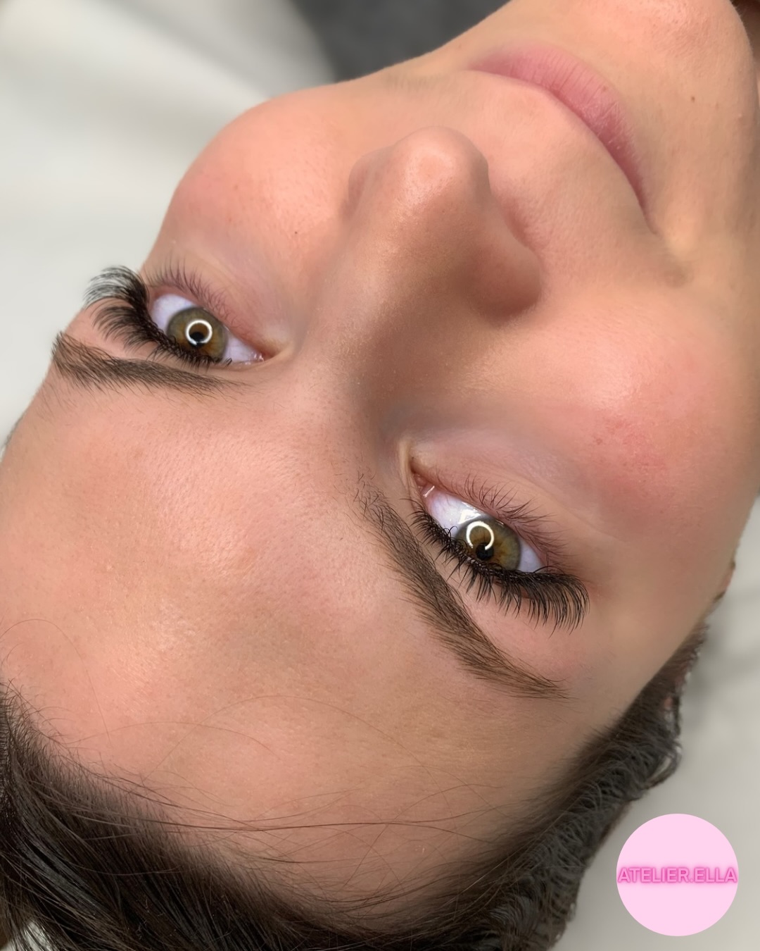 ✨ La preuve que le naturel peut être spectaculaire ✨
Un cil à cil parfaitement maîtrisé, c’est ça :
✔️ une ligne nette
✔️ une courbure harmonieuse
✔️ une longueur adaptée à la morphologie
✔️ zéro surcharge
✔️ 100 % mise en valeur
Ici, on ne “rajoute” pas des cils.
On révèle un regard.
Ma cliente voulait quelque chose de subtil… mais qui change tout.
Résultat ? Un regard plus intense, plus lumineux, plus confiant — tout en restant parfaitement naturel.
C’est ça, la différence entre une simple pose…
et un travail précis, sur-mesure, pensé pour VOUS.
Si toi aussi tu veux un regard qui attire les compliments sans que l’on devine pourquoi…
Mes prochains créneaux t’attendent 💌
📍 Bergerac/ Saint Georges de Montclard
#extensionsedecilsbergerac #cilsbergerac #bergeracmaville #bergerac