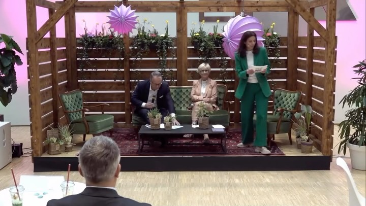 Blumen sind mehr als Dekoration –
sie erzählen Geschichten. 🌸
Auf der IPM 2026 durfte ich durch die Pressekonferenz führen und einen ganz besonderen Gast begrüßen: Björn Kroner, TV-Florist mit Gespür für Trends, Emotion und große Bühnenmomente.
Mit seiner Leidenschaft für modernes Floraldesign, handwerklicher Perfektion und ganz viel Kreativität bringt er die Welt der Blumen immer wieder neu zum Strahlen – inspirierend, authentisch und voller Energie.
#ipm2026 #messemoderation #eventmoderation #pressekonferenz #floristik