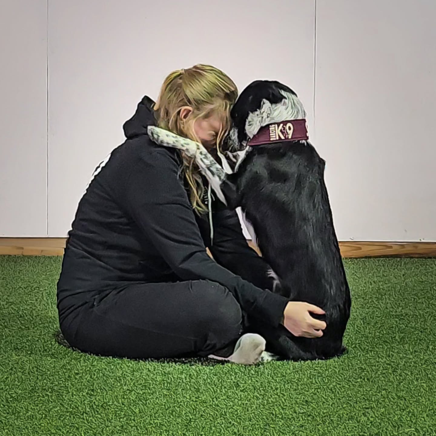 I'm overwhelmed and I can't really function like I used to right now.
I never did a proper 2025 recap, because 2025 ended with something rather traumatizing. Life has been chaotic ever since, things keep happening and things keep going wrong. It's like I can't catch a breath for longer than a day, before the next thing hits or the next bad news arrives.
One of those things being my car, which broke down on Friday afternoon when I was driving on the highway. It "jumped" and then it just slowed down... I was able to steer it to the side at a good spot and we avoided causing an accident in the traffic. It got towed to the workshop and me and my dogs got picked up.
I was able to borrow a car over the weekend so I could go to the competition, and I'm very happy about that because I really needed that day of happiness🫶 I try to really grab on to that feeling and experience that day.
Monday arrived, I get a call from the workshop about the car. The next bad news arrived: The engine is wrecked and not fixable... Just the thing I needed😩
The future is just so uncertain and it feels like the more I'm just trying to push through, find positivity and hold on to the good things - something new happens and I'm thrown down on the ground again. I think I'm going crazy because I expect something to slap me in the face every new day, but at the same time I'm just trying to face it and take it.
I know this isn't a very positive post, rather the complete opposite... But this is reality right now. And it might also explain why I am slow to respond, forgetting things or just ain't as happy if you meet me.
I'm exhausted, constantly anxious and doing my best to stay above the surface. Without my dogs I don't know what I would do, they are the ones making sure I don't lose my spark or let myself be broken beyond repair (like my car's freaking engine😵💫).
I hope you're doing good right now and hug your dogs a lot, because dogs are truly lifesaving ❤️ And if you want, tell me something positive that happened to you recently. I'd love to read it ❤️