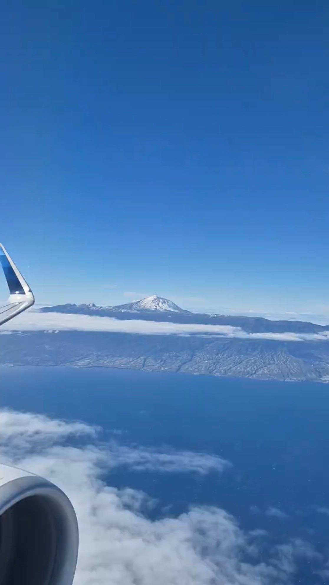 Liebe Angst, schön, dass es dich gibt!
Du hast mir gezeigt, in welche Richtung ich gehen muss, denn nur da, wo du bist, geht es weiter! Denn ich habe in den letzten Jahren gelernt, wo du bist, ist Wachstum. Schön, dass du mein stiller Begleiter warst, so lange Monate, fast schon Jahre. Du hast mich gezwungen hinzusehen, doch ab jetzt übernimmt der Mut!
Lieber Mut, bitte gib mir die Kraft meine Zweifel abzulegen, gib mir die Kraft die Angst liebevoll zu umarmen und ihr dann zu erlauben, dir Platz zu machen! Dieser Teil der Angst, der so hartnäckig in meinem Nacken sitzt und mir ins Ohr flüstert: "Du schaffst das nicht.” Gib mir die Chance zu wachsen und endlich in jedem Bereich meines Lebens glücklich zu werden! Ich bin bereit!
Du warst schon mal da lieber Mut! Du hast mit mir die Angst überwunden und hast mich alleine nach Teneriffa fliegen lassen und mit meinem Traum von meinen Retreats starten lassen.
Lieber Mut, ab diesem Zeitpunkt hat sich mein Leben zum besseren verändert, ich danke dir für die Begegnungen, die ich durch dich hatte, die Gespräche und die Gewissheit, ich bin mit meinen Ängsten nicht alleine! Also, danke, liebe Angst, dass du mir den Weg gezeigt hast!
Deswegen weiß ich, du und ich, lieber Mut, es wieder schaffen können und ich freue mich jetzt schon auf die neue Version von mir selbst!
Hast du auch Lust mutig zu sein? Ich verspreche dir, es braucht gar nicht so viel Mut, um nach Teneriffa zukommen und sich hier wie zuhause zu fühlen ✨
Komm vorbei, wir freuen uns auf dich 💜