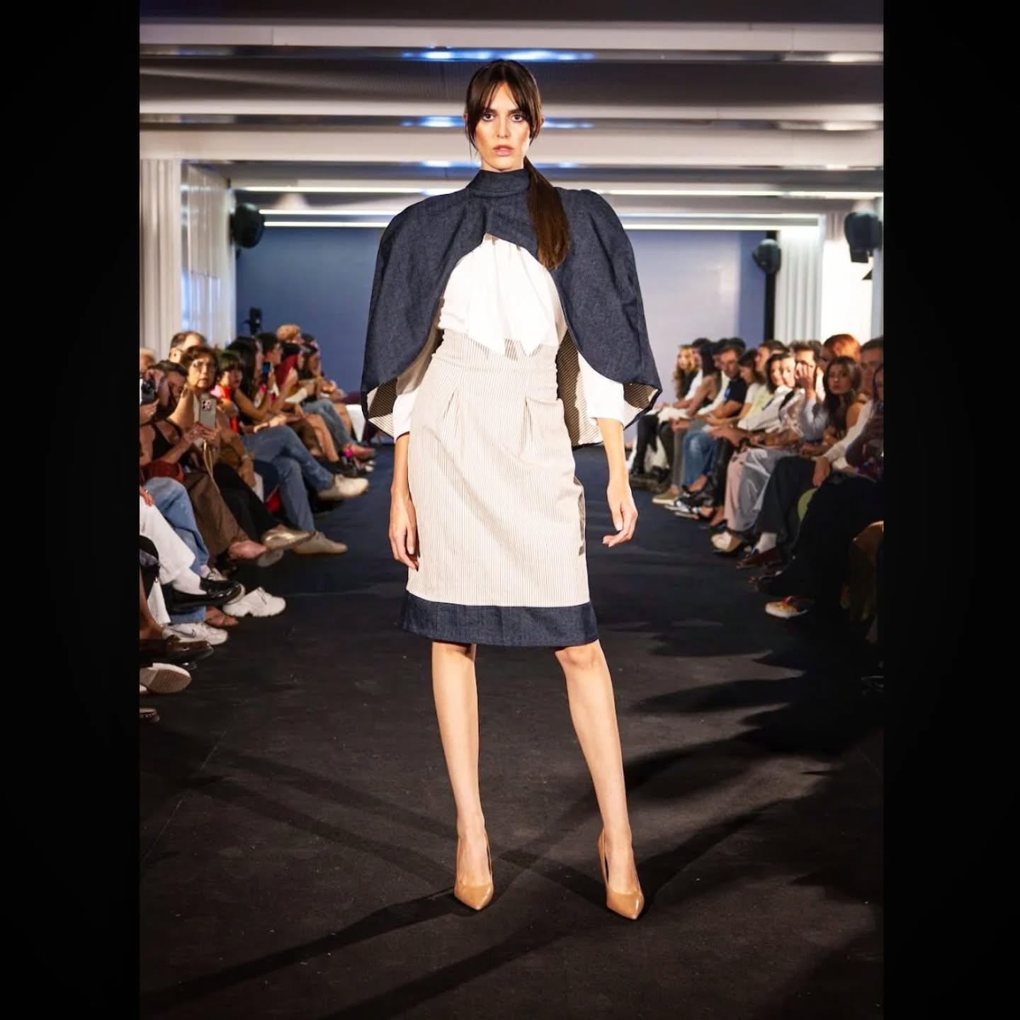 Construir una silueta no es solo coser tela; es gestionar pesos y caídas. 🧵📐
En la pasarela de SIMA 41 (Sevilla), presentamos este look que desafía la gravedad. La rigidez estructural del denim se encuentra con la suavidad orgánica del algodón. ¿El reto? Lograr que dos texturas con comportamientos opuestos dancen en la misma pieza sin perder la arquitectura.
No es patchwork, es ingeniería visual. Cada corte está calculado para generar transiciones de tono y tacto, creando un "lujo habitable".
El uso perfecto: Ideal para un Vernissage de arte o un evento de industria creativa al atardecer. Lo suficientemente estructurado para imponer respeto, lo suficientemente relajado para mostrar vanguardia.
#EveValverde #TextileArchitecture #DenimCouture #SevillaFashionWeek #SIMA41 CostaRicaDesign StructuralFashion