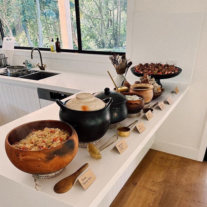 “A throne of earthen cookware and mouth watering dishes taking our guests on a sensory food journey to a place of nourishment” Alex Klein @rustic_rishi
This beautiful spread on our breakfast bar is last weekends retreat catering… and we are so excited to have Alex back next month hosting his own incredible retreat at Wybalena 🌿