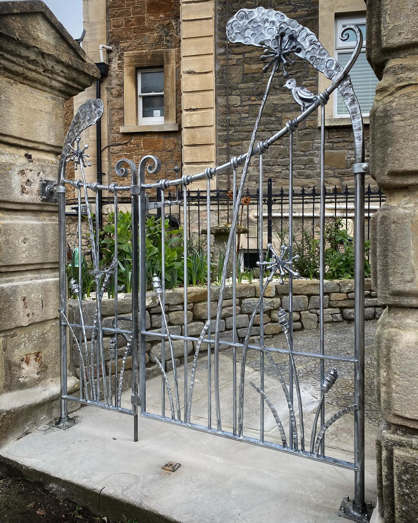 Lovely set of #gates installed this morning. Was a pleasure to #design and #make for a lovely local couple.
I do find it hard to take a good picture once gates are installed, does anyone have any tips?? #artisticgates #organic #nature #naturegates #artistblacksmith #bristolblacksmith #homeandgarden #gardendesign