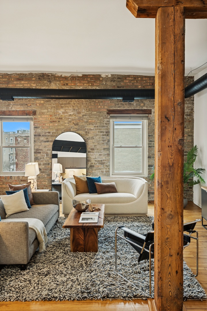 A few #details from one of our favorite loft spaces! We carved out separate entry, living, and dining spaces to show maximum functionality. While greenery and cozy textiles softened the loft overall. #loft #vibes #chicago #chicagorealestate #havenhomestager #chicagohomestaging #stagingworks #stagingsells #staging #homestaging