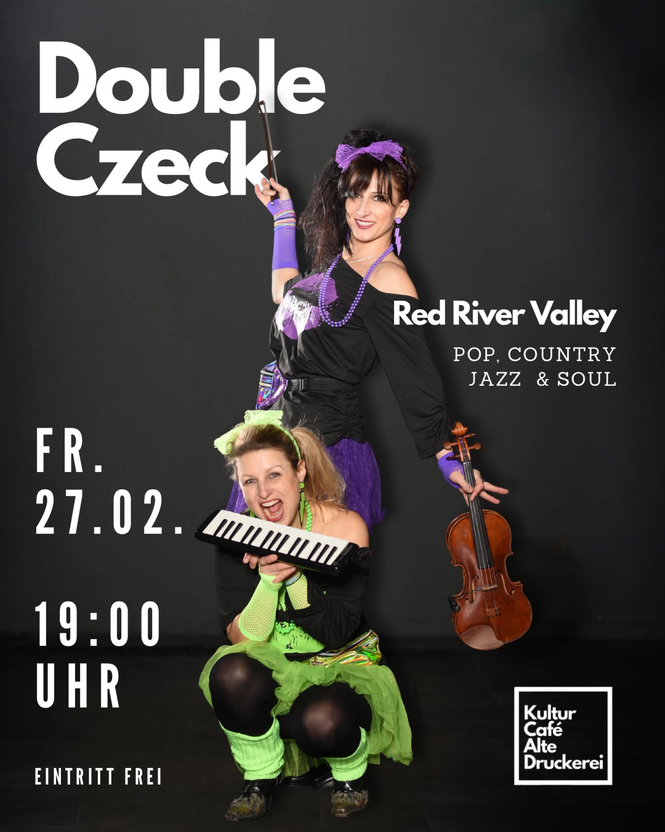 Double Czeck
Lucie Cerveny und Monika Romanovská nehmen ihr Publikum mit auf eine musikalische Reise quer durch verschiedene Länder und Stilrichtungen.
Pop, Country, Jazz und Soul verschmelzen zu einem ganz eigenen Sound – mal sanft, mal mitreißend, immer mit viel Gefühl.
Ihre Musik lebt von Vielfalt: Keyboard, Geige, Mandoline, Gitarre, Ukulele, Steppschuhe und der zweistimmige Gesang der beiden Musikerinnen greifen perfekt ineinander. Alte Lieblingssongs treffen auf neue Entdeckungen, bekannte Melodien auf frische Arrangements – getragen von spürbarer Spielfreude.
Mit dabei haben die beiden tschechische, slowakische, aber auch deutsche,
englische und eigene Songs – „Man ist so oft Mensch, je mehr Sprachen man spricht“ lautet
ein altes Sprichwort – hier werden mehr als zwei Menschen auf der Bühne zu sehen sein.