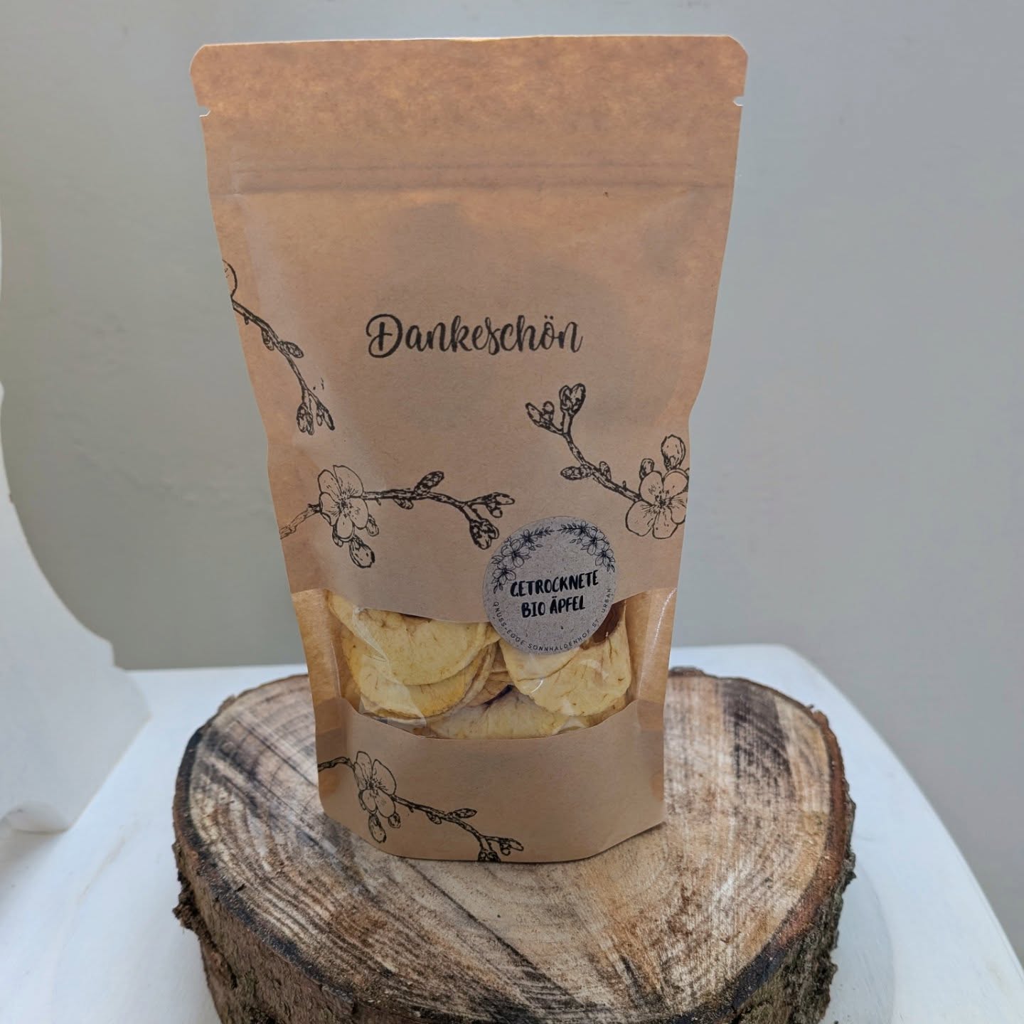 Neu unsere getrockneten Bio Äpfel in wiederverschliessbaren Beutel. Mit oder ohne Verzierung. 🍎
#biosuisse #apfel #sankturban #kleinesgeschenk #hofladen