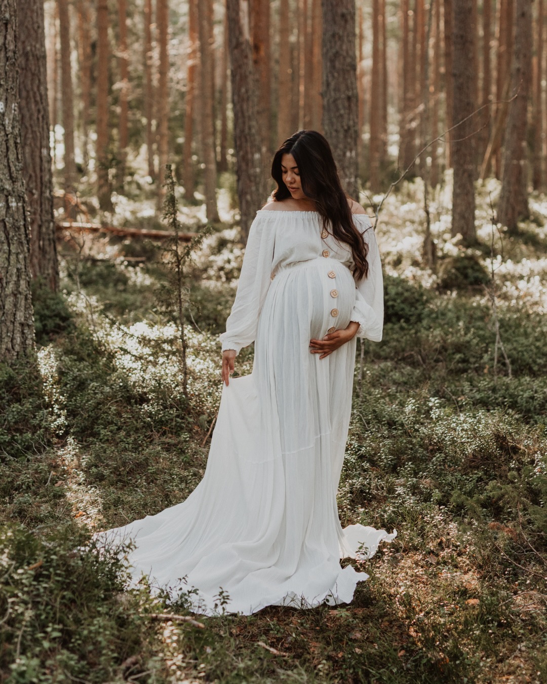 Att tänka på inför en gravidfotografering ✨
↠ Bästa tiden att fota är någon gång mellan v. 25-35, när magen syns men du fortfarande är ganska pigg. Boka gärna fotograf så snart som möjligt så att ni hinner få till en fotografering under denna perioden 🥰
↠ När det kommer till kläder är det bäst att ha mjuka material som är följsamma, som gärna framhäver magen och är i neutrala/jordnära toner. Hos mig ingår utlåning av vackra gravidklänningar, men det går såklart lika bra att ha egna kläder om man skulle vilja det. Viktigast är att du har på dig kläder som du känner dig bekväm och fin i 😍
↠ Berätta om dina önskemål kring fotograferingen och om det är något som känns osäkert eller pirrigt. Det är helt normalt att vara nervös inför att fotas, så det är jättebra att ha en öppen kommunikation med fotografen. Det finns inga dumma frågor och jag guidar dig genom hela processen och ser till att vi har kul tillsammans och att du känner dig avslappnad under fotograferingen 🤗
↠ Det är ofta mycket fokus på magen och händerna, så ta gärna av hårsnoddar och klockor i god tid innan så att de inte lämnar några märken på handlederna. Rena naglar och lite handkräm innan gör också susen ☺️
↠ Varje fotografering är unik och just din fotografering handlar om dig och den du är. Du behöver inte känna att du ska kunna posera på ett visst sätt, se ut på ett visst sätt eller vara en ”typisk gravid”. Kom ihåg att du är vacker som du är och dessa bilder handlar om att spegla dig (kanske tillsammans med din partner), den spännande och häftiga perioden du går igenom och allt det magiska som ska komma framöver 🧡