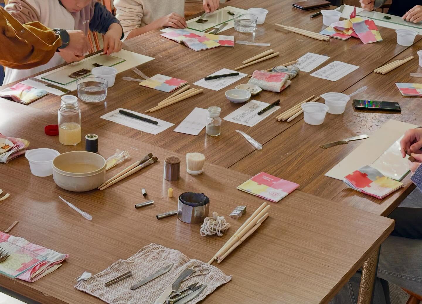 
〜平筆穂先づくりワークショップ〜🖌️
銀座の月光荘画材店から筆職人の中川さんをお招きして、平筆の穂先をつくるワークショップを開催しました!
豚毛と馬毛を均等に混ぜて、くるくる巻いて、また広げて….とても繊細な作業がたくさん。初めて触る道具の扱いや、筆にまつわる様々な知識をレクチャー頂きました😳
最後は好みの筆サイズに穂先をまとめたら、柄の長さを自由に決めてカット、先を削ります。
このあとの穂先と柄を口金でくっつけて、平筆になるようにプレスする工程は職人にお任せ。出来上がったら、参加者の皆さまにお届けします😊
月光荘としても初めての試みのワークショップでした!
月光荘ファルベにやってほしいワークショップなどございましたら、お気軽にHPからお声をお聞かせいただけましたら幸いです🤗
ーーーーーーーーーーー
〜月光荘ファルベ 生演奏の夕べ🎻〜
▪日付:2026年3月1日(日)21日(土)29日(日)
▪時間:①15:00〜②16:00〜
▪参加費:ワンドリンクオーダー
紅茶とスコーンを頬張りながら贅沢な生演奏BGMが月光荘ファルベで奏でられます。
毎回変わる演奏家たちへ、美しい音色に感謝を込めて、お帰りの際お渡しする封筒にチップをそっと入れていただければ全額演奏家へ渡ります。絵の具工場で過ごす、優雅な午後を。
📯月光荘ファルベで生演奏をしてくださる音楽家の方を随時募集しております。HPをご確認のうえ、ご興味ございましたらぜひご連絡くださいませ。
〜レディースバレエ•ストレッチクラス〜
▪日付:2026年3月22日(日)、28日(土)
▪時間:13:00-14:00
▪参加費:¥1500
▪HPから事前申し込みの上ご参加ください
〜マイカラーラボ 世界にひとつあなた色🎨〜
▪️ファルべの営業日はいつでもご参加できます。
▪️場所:月光荘ファルべ/喫茶スペース
▪️参加費:2,200円(税込)
※予約不要!混雑時はお待ちいただく場合がございます。
月光荘の絵の具工場で実際に使用している顔料とバインダーを使って、参加者自らの手で水彩絵の具を練り上げます。調色表をヒントに、思いのままに顔料を配合して完成したオリジナルカラーには、あなた自身が名付け親となって世界に二つとない色名をつけていただきます。
〜おえかき缶バッジ💎〜
◾️ファルべの営業日はいつでもご参加できます。
▪️場所:月光荘ファルべ/喫茶スペース
▪️参加費:1,100円(税込)
※予約不要!混雑時はお待ちいただく場合がございます。
たくさんの画材とあなたのアイディアで、描いた作品がいつも身につけられる缶バッジに。
マイカラーラボでお作りいただいた水彩絵の具を使うのもおすすめです!
ーーーーーーー
📯月光荘ファルべ📯
埼玉県入間郡三芳町竹間沢324-6
金・土・日 11:00-17:00
※L.O.16:30
※営業日の変更はInstagramにてお知らせします
※最寄駅:東武東上線みずほ台駅
※近くに有料駐車場もございます
※キャッシュレス決済のみ
ーーーーーーー
