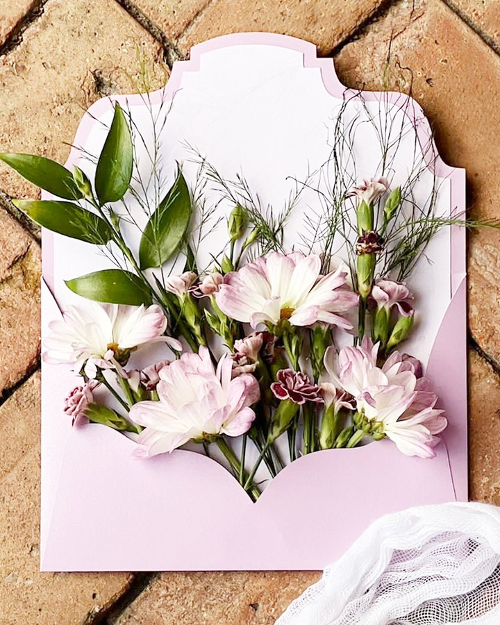 The organic inspiration behind an envelope liner. (Phone pic in low res)
-
Las flores que inspiran lo que será el interior del sobre. (Foto en baja desde el tel)
-
Photo: Cigden Thanhoffer
Florals: @laroseflb
Paper Goods: @timeless.impress
...
#timelessimpress #bespokestationery #weddingstationery #luxurystationery #weddinginvitation #luxuryinvitation #bespokeinvitation #custominvitation #customstationery #custommade #handmade #handcrafted #wedding #destination #destinationwedding #luxurywedding #barbie #fairycore #balletcore #angelcore #cottagecore #80swedding #90swedding #y2kwedding #boda #invitacionesdeboda #quinceanera #quince #chicagowedding #floridawedding