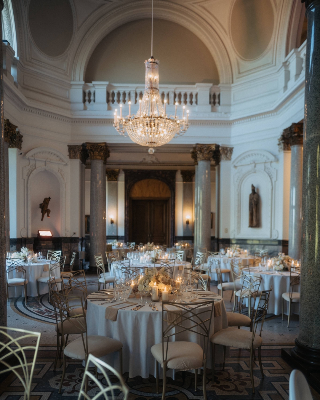 Am Wochenende bin ich auf der Hochzeitsmesse in der Stella Rheni in Bonn mit Blick auf den Rhein und ganz viel Vorfreude auf die kommende Hochzeitssaison.
Wenn ihr gerade mitten in der Planung steckt oder einfach Inspiration sucht: Kommt vorbei, lasst euch beraten, stöbert durch tolle Ideen – der Eintritt ist kostenlos.
Ein paar Fakten zu dieser Traumlocation:
Event- und Hochzeitslocation aus dem Ende des 19. Jahrhunderts mit rund 50.000 m² Areal, herrschaftlichem Park und Aussicht bis ins Siebengebirge.
• Vielfältige Nutzung: Geeignet für Hochzeiten, Galas, und andere große Events mit Kapazitäten von kleineren Feiern bis zu 220 Gästen
• Standesamtliche Trauung vor Ort: Die Location ist offizielle
Hochzeitsstätte der Stadt Bonn – freie oder standesamtliche Trauungen sind möglich.
• Service & Ausstattung: Full-Service-Eventmanagement, Catering, moderne Technik und Übernachtungsmöglichkeiten in 9 Boutique-Style Zimmern
Ich freue mich auf viele nette Gespräche und darauf, euch kennenzulernen.
Eure Stephanie
#hochzeitslocation #standesamtbonn
