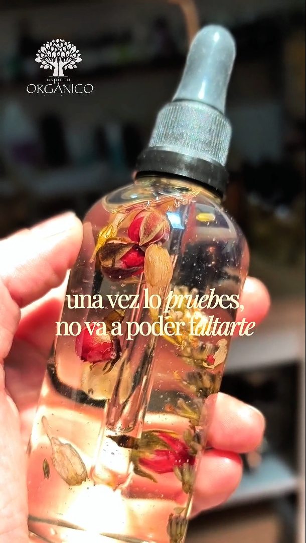Una vez lo pruebes… no va a poder faltarte 🤍
No es solo un aceite.
Es ese momento del día donde bajas el ritmo y vuelves a ti.
Una mezcla ligera y nutritiva que deja la piel suave, luminosa y profundamente humectada ✨
Su aroma envolvente de lavanda 🪻, rosas 🌹y jazmín 💮 proviene de aceites esenciales de grado terapéutico, que aportan una experiencia sensorial que calma, equilibra y despierta los sentidos 🌿🌸
Úsalo después del baño, en las puntas del cabello o como ritual nocturno… y entiende por qué se vuelve imprescindible.
Tenemos 4 aromas, pero este es para las que lo quieren todo 💫
Un poquito de cada flor, en una sola experiencia 😚
#aceitesesenciales #aceitecorporal #natural #organico #cosmeticanatural