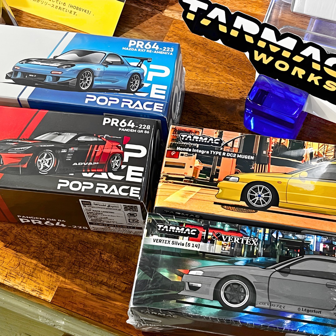 TARMAC WORKS/POP RACE/MINI GTの1/64スケールミニカーが入荷しました!!
※今回ご紹介したモデルについては、ご予約を除く店頭での販売台数が1台から2台のみとなっているため、売り切れの際はご了承ください。
今回入荷したのはPOP RACEではPANDEMのエアロをまとったADVANカラーのGR86と、マツダRX-7のRE雨宮仕様の2台となっていて、「PANDEM GR86 - ADVAN」は、レーシングマシンを彷彿とさせるADVANのレッド/ブラックのカラーリングにADVAN、YOKOHAMA、GRなどのロゴが各所に入ったデザインとなっています。こちらのモデルではエンジンフードの取り外しが可能で、搭載されたエンジン部分も再現されています。
また、「MAZDA RX7 RE-AMEMIYA WIDEBODY - BLUE CHROME」は、マツダのRX-7をベースにRE雨宮のGT-ADキット装着モデルを鮮やかなブルークロームで仕上げたモデルとなっています。こちらはフロントのボンネットの開閉ギミックが採用されているのも特徴です。
そして、TARMAC WORKSでは、ホンダの「インテグラTYPE R DC2 MUGEN」のサンライトイエローカラーと、「VERTEX Silvia (S 14)」のグレーカラーの2台が入荷!
「インテグラTYPE R DC2 MUGEN」は、インテグラタイプRをベースに無限のカスタムパーツを装着したスタイルを再現したモデルで、これまであまりミニカーとしてはリリースされていなかった印象のモデルでもあります。また、「VERTEX Silvia (S 14)」は、チューニングブランドVERTEX(ヴェルテックス)が手がけたS14型シルビア用エアロパーツを装着したスタイルが再現されています。
そしてMINI GTからは、「マツダ RX-7」をベースにVeilsideがカスタムしたコンプリートスタイル「VeilSide Fortune」のグレーカラーが入荷!こちらは映画「ワイルド・スピード」シリーズに登場したことでも有名な「RX-7 Fortune」(劇用車はオレンジ/ブラックでした)のカラーバリエーションモデルのミニカーとなっています。
・POP RACE 1/64スケール「マツダRX7 RE:雨宮ワイドボディ」(グルークローム)
販売価格:3,520円(税込)
・POP RACE 1/64スケール「PANDEM GR86 ADVAN」
販売価格:3,520円(税込)
・Tarmac Works 1/64スケール「ホンダ・インテグラTYPE R DC2 MUGEN」(サンライトイエロー)
販売価格:2,860円(税込)
・Tarmac Works 1/64スケール「VERTEX Silvia (S14)」(グレー)
販売価格:2,750円(税込)
・MINI GT 1/64スケール「マツダRX-7VeilSide Fortune7」(グレー)
販売価格:2,310円(税込)※ブリスターパッケージ仕様
※TARMAC WORKSのミニカーについては、ランダムで通常カラーとは異なるデザインのチェイスカー(シークレットカラー仕様)が稀に入っている可能性がございます。箱を開けるまで通常カラーかチェイスかの判別が出来ないためご了承の上ご購入いただくようお願いいたします。
スターホビー(店舗)
https://www.starhobby.jp/
〒680-0942 鳥取県鳥取市湖山町東4丁目87
営業時間
平日:PM12:00-19:00 土日祝日:AM10:00-PM19:00
定休日:毎週木曜日
#poprace #minigt #tarmacworks #164diecast #ミニカー #mazdarx7 #gr86 #hondaintegratyper #s14silvia #pandem #reamemiya #vertex #veilside #ミニカーショップ #ホビーショップ #鳥取 #スターホビー
