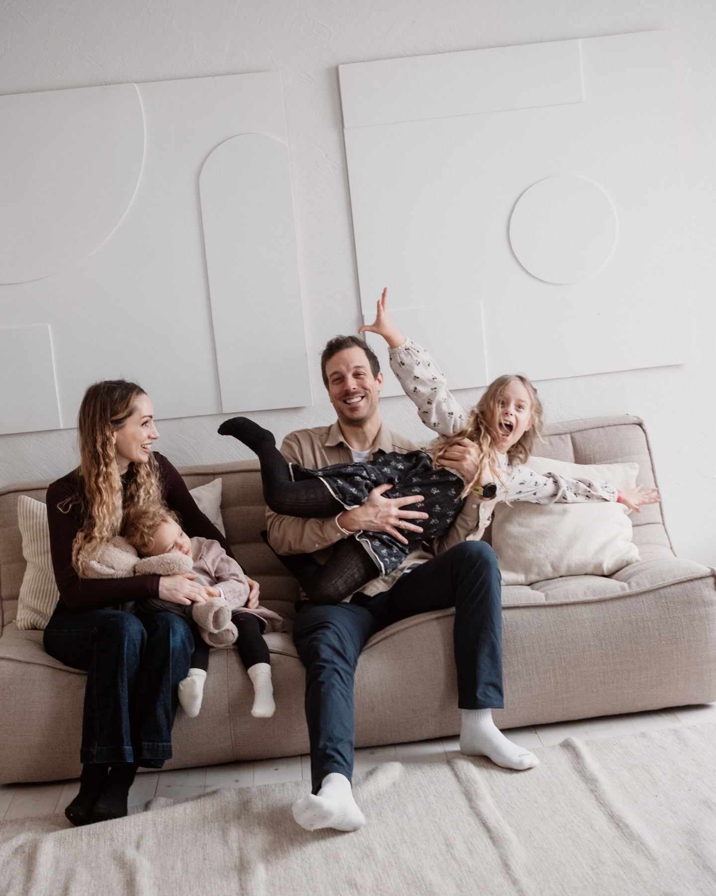 Just another "super chill"family session😅 Loved this gang🤍
.
.
.
#familyphotoshoot #portraitphotoshoot #családifotózás #budapestphotographer #familytime