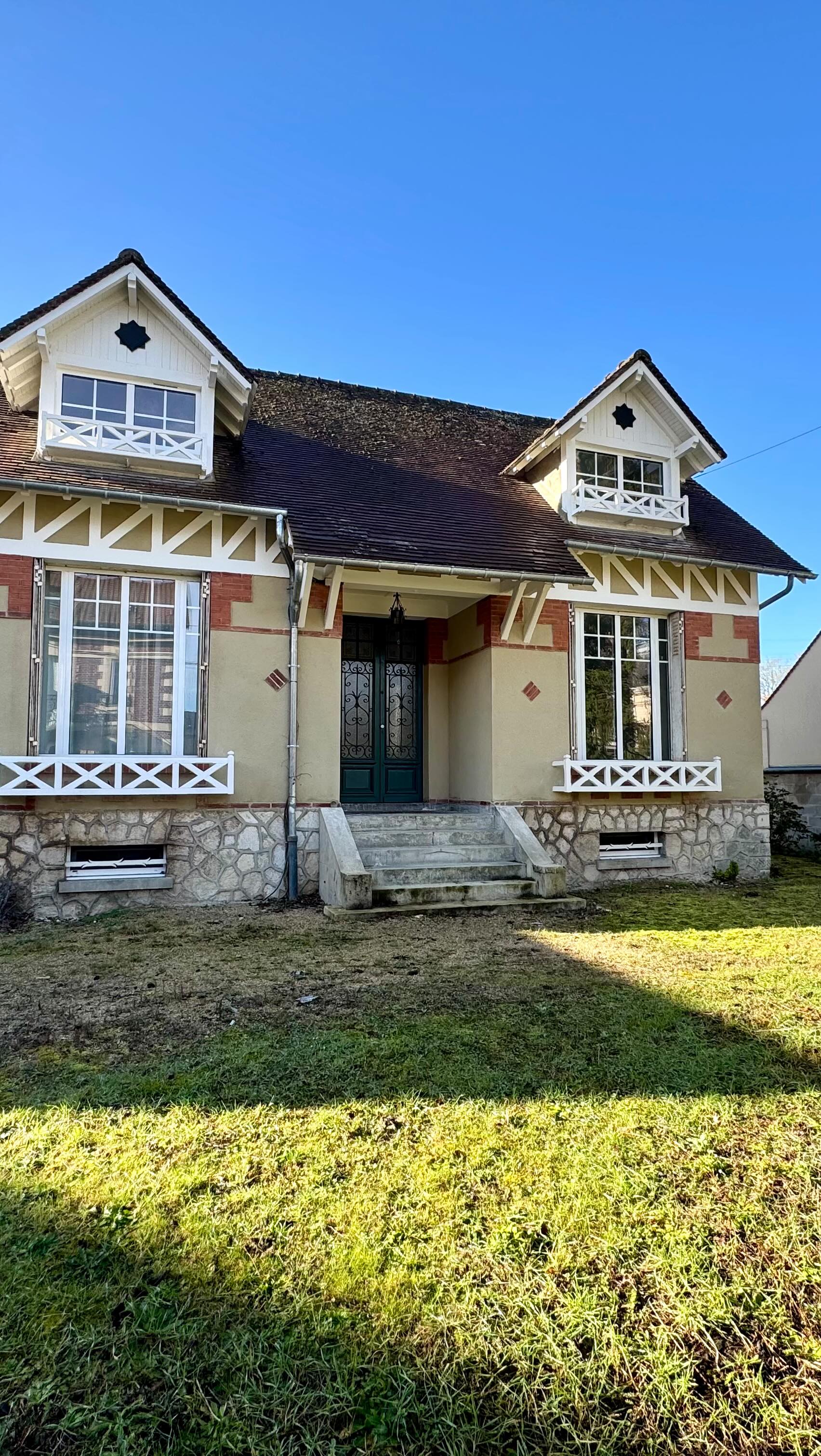 J’ai toujours eu un faible pour les maison avec du caractère, une histoire, une âme 🏠🫶 Aujourd’hui je vous présente le « Cottage Isabelle » qui sera peut être votre prochain nid 🪺
A seulement 25min de Paris, c’est une opportunité rare pour s’installer dans le centre ville de #Chantilly dans une belle maison ancienne 🥰
🛌3 chambres
🏠100m2
📦 nombreux rangement
🔪 Une cuisine à aménager
🚗 garage
🛖 dépendance
🍷Sous sol total
💸 640 000 € FAI
#immobilierchantilly #maisonanciennerénovée #maisonavendre #maisonchantilly❤️