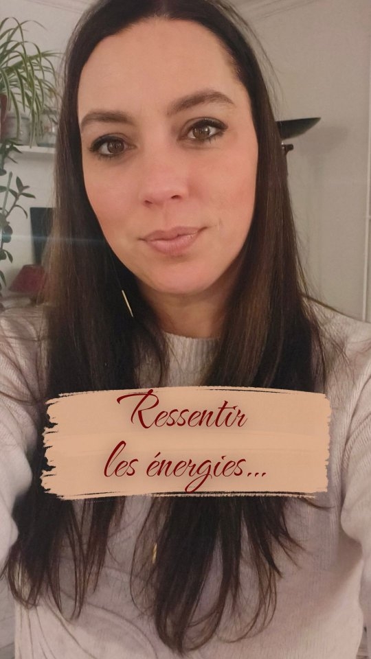 tu n’as pas besoin d’exercices compliqués pour développer ton ressenti.
Utilise ta vie de tous les jours. Ta maison. Ton quotidien.
Quand tu rentres dans ta chambre : quelle énergie ?
Dans ta cuisine ? Dans ton bureau ?
C’est différent, non ? Prends le temps de le sentir.
Ferme les yeux, déplace-toi lentement dans une pièce que tu connais par cœur.
Sans analyser. Juste observer : « Là, ça change. Là, c’est plus lourd. Là, c’est plus léger. »
Valide simplement que tu ressens.
Prends une plante : a-t-elle soif ? Est-elle bien à cet endroit ?
Prends une pierre : te parle-t-elle aujourd’hui ?
Le matin, quand tu choisis tes bracelets ou bijoux en lithothérapie…
Tu ne sais pas toujours « comment » tu le sais.
Mais tu sens que cette vibration est parfaitement alignée avec toi. Tu la choisis. Point.
C’est exactement ça, le vrai ressenti.
Pas besoin de forcer. Pas besoin d’expliquer.
Laisse-toi emmener.
Reste juste en observation douce de ce qui se passe en toi. 🌟
Développer son intuition, ce n’est pas une performance.
C’est réapprendre à écouter le langage silencieux de la vie.
As-tu déjà ressenti ces différences dans ta maison ? Ou choisi une pierre « comme par magie » ? Partage ton expérience ci-dessous ! 👇
#berengeremusard
Vidéo en version complète sur Youtube @berengeremusard
#ClairRessenti #Intuition #DeveloppementPersonnel #Spiritualite #EnergieDeLaMaison #Lithotherapie #RessentiQuotidien #EveilSpirituel #ObservationDeSoi #Vibration #EcouterSonCorps #PlantesEtEnergies #IntuitionNaturelle #VieConsciente #GuidanceInterieure