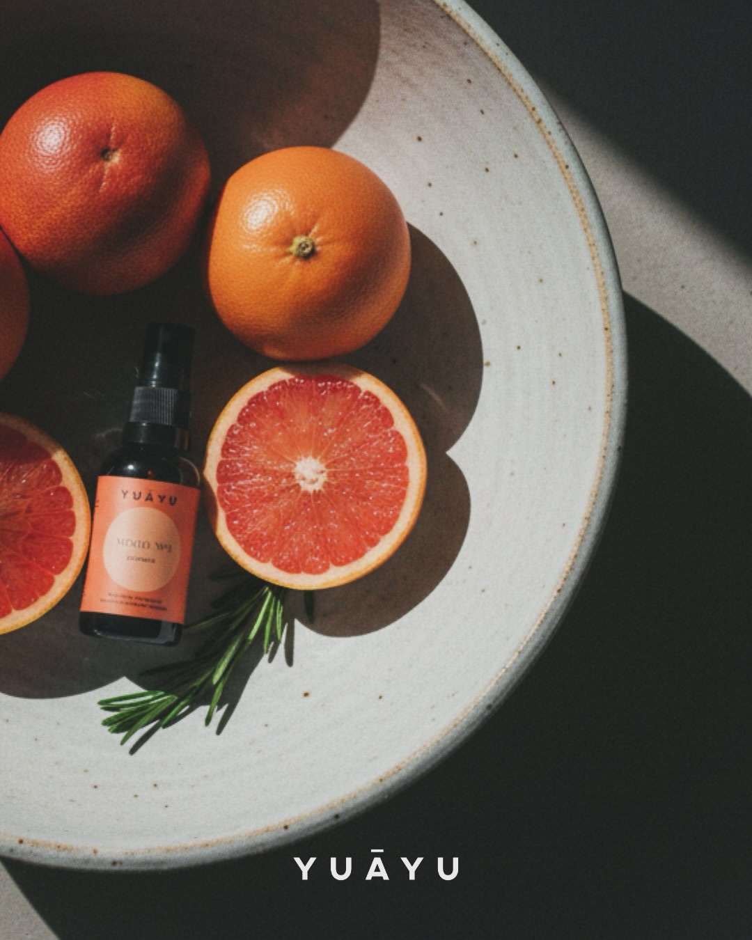 Hydrolate aus unserer eigenen Produktion, Hyaluron, Aloe-Vera, Panthenol und Glycerin. Das sind die „hard facts“ über unsere feuchtigkeitsspendenden Gesichts-Sprays. Was du selbst erleben musst: das Gefühl von einem duftenden instant-Wohlfühlmoment nur für dich, wannimmer du ihn brauchst. Deshalb sind die Sprays für viele unserer Kundinnen als must-have in der Handtasche nicht mehr wegzudenken. 👜💦
Bis morgen einschließlich schenken wir euch ein Kapha Spray No.3 zu jeder Bestellung ab 50€!
#ayurveda #skincare #handmade #plantwater #hyaluron