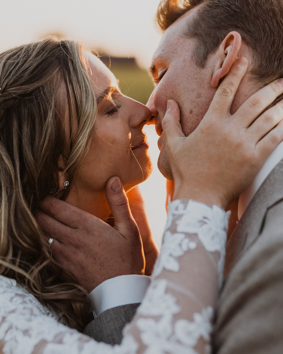 Är ni oroliga att det kanske kommer bli stelt och tråkigt att fotas på bröllopsdagen? Att ni inte kommer känna er som er själva och att bilderna inte kommer att visa er kärlek eller den härliga stämningen som ni vill ha på bröllopsdagen?
Helt normala tankar att ha, men jag kan försäkra er om att så är inte fallet. Att fotograferas ska inte vara en jobbig och stel grej som ni måste genomlida för att sen få bilder där ni står poserat och ler krampaktigt in i kameran. Att fotograferas ska vara kul och avslappnat, en härlig grej där ni får vara er själva och där ni sen får bilder som också visar allt detta! 😍
Jag pratar med er hela tiden, tjoar och utbrister garanterat i några ”gaaah”, ”herregud vad fint” och ”ååååååh” när ljuset ligger perfekt eller när ni tittar på varandra så där som bara ni kan och ger er såklart massor med pepp under fotograferingen 🧡🥳
Så här har tidigare kund sagt om deras upplevelse:
”..Har aldrig varit särskilt bekväm framför kamera men Amanda skötte det så bra, fick oss att slappna av och ha roligt - vilket bilderna också visar..”
”..Hon fick själva fotograferingen att kännas naturlig och rolig, vi är absolut inte är vana att bli fotograferade men det kändes väldigt bra när vi väl var där med Amanda..”
”..Helt fantastisk bröllopsfotograf! Amanda är varm, trygg, personlig och fick min fotoskygge man att slappna av vid porträttfotograferingen..”
”..Hon såg oss, våra personligheter och lyckades fånga precis det vi ville minnas från vår dag. Och bilderna… de är helt magiska. Varje gång vi bläddrar igenom dem blir vi alldeles rörda, de är så fulla av känsla, närvaro och värme..”