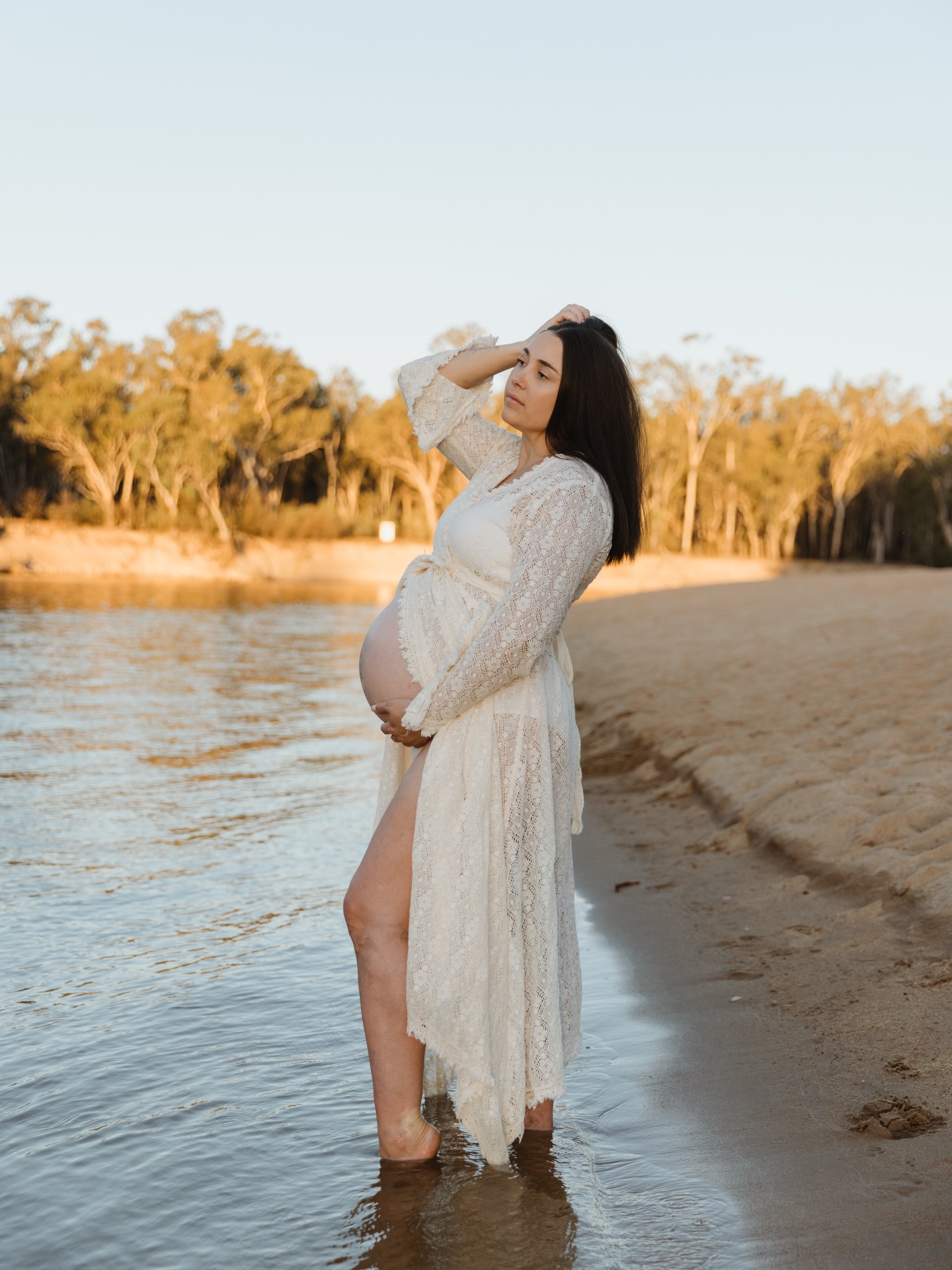 Golden hour on the sandy banks of the Murray River, barefoot and glowing.
Cassie chose to document this season before her world shifts in the most beautiful way. And I promise you, these are the images her babies will treasure one day.
If you’re sitting there thinking “maybe I should book maternity photos”… this is your sign.
Your story is worth capturing.
👗 @thephotographerswardrobe