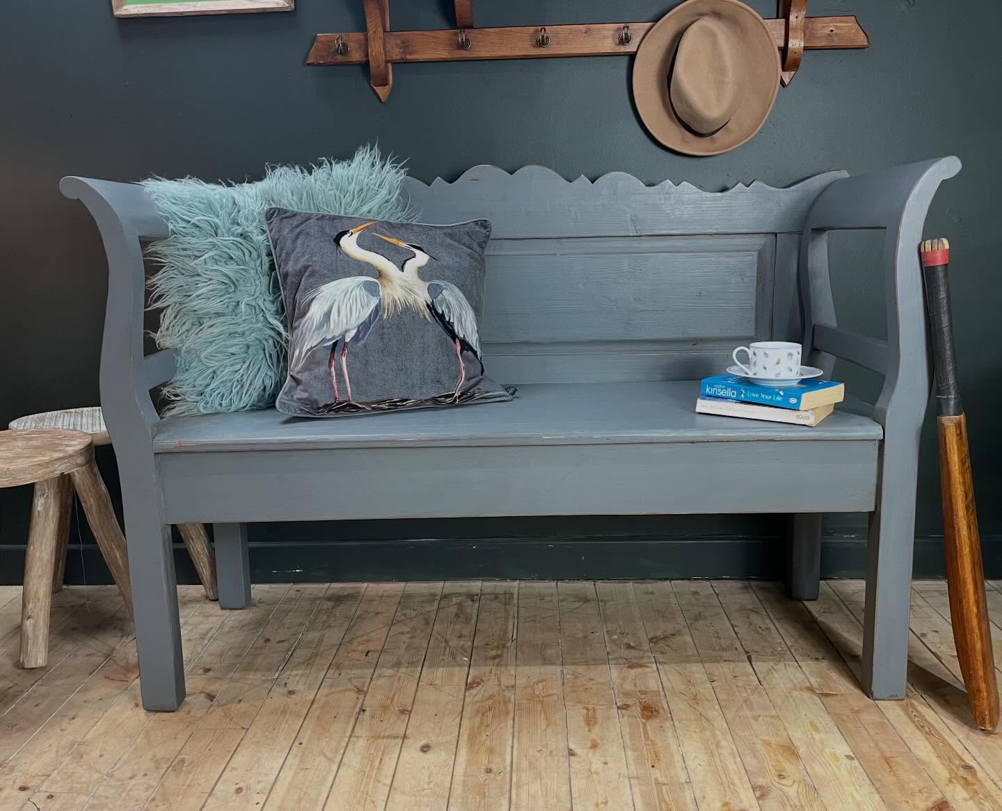 This gorgeous Gustavian bench is the perfect hallway seat. Painted in a lovely muted grey it will blend nicely with most schemes and has beautiful curved arms and a shaped back.
It measures W138cm D47cm H94cm £275
We’re off on another buying trip tomorrow so we’ll be travelling over tonight and hoping for better weather this time! 🤞
#gustavian #settle #bench #benchseat #hallseat