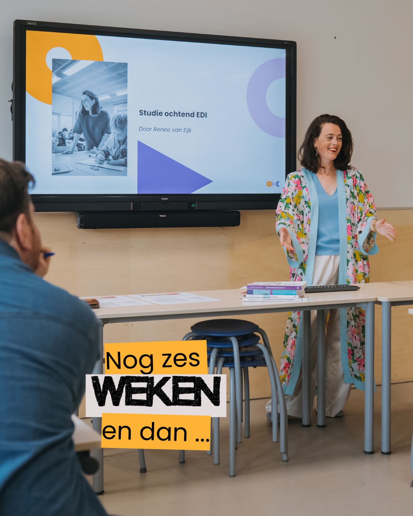 … ervaren de deelnemers aan de EDI masterclass zelf een les waarbij alle fases doorlopen worden van het EDI model.
De EDI masterclass verdiept wordt gestart met het zelf ervaren van een les volgens het EDI model. Renée geeft deze les aan de start van de dag. Hoe voelt het om een doel aangereikt te krijgen, instructie te krijgen op concept en vaardigheid, alle stappen te doorlopen in de verschillende fases om vervolgens zelfstandig hiermee aan de slag te gaan? De aanwezige deelnemers ervaren dit dus zelf.
Sébastiaan en Marleen nemen hierna de tijd om met de deelnemers de les door te spreken. Herkenden ze alle fases? Hoe was het activeren van de voorkennis ondersteunend om daarna met het nieuwe doel te starten? Hielp het doel om richting te geven aan het leren? Is het prettig om de begeleide inoefening te doorlopen en niet alles direct zelf te hoeven kunnen maar eerst te kunnen ‘leunen’ op de leraar en je ‘klasgenoten’?
In mijn trainingen is de voorbeeldles aan (een deel van) de leraren een vast onderdeel van een tweede studiemoment. Zonder opsmuk, zonder extra’s, zonder poespas een les laten zien volgens het EDI model geeft inzicht en duidelijkheid. Het maakt iets dat soms theoretisch lijkt te blijven opeens heel visueel en dus helpt dit om zelf beter les te geven volgens het EDI model.
Natuurlijk kiezen we een doel dat niet 1 2 3 behaald is maar wel snel behaald kan zijn mits je beschikt over de juiste voorwaardelijke kennis en vaardigheden én je een sterke instructie krijgt. En dát is nu precies waar EDI volgens ons om draait.
Wat? EDI masterclass verdiept
Wanneer? Dinsdag 31 maart van 09:30 tot 16:00 uur
Waar? Van der Valk hotel Blijdorp in Rotterdam
Kosten? € 347
Korting? Leraren werkzaam op scholen waar wij trainen of getraind hebben krijgen € 50 korting per persoon
Wil je erbij zijn? Meld je aan via www.reneevaneijk.com of stuur een mail naar vaneijkrenee@gmail.com.