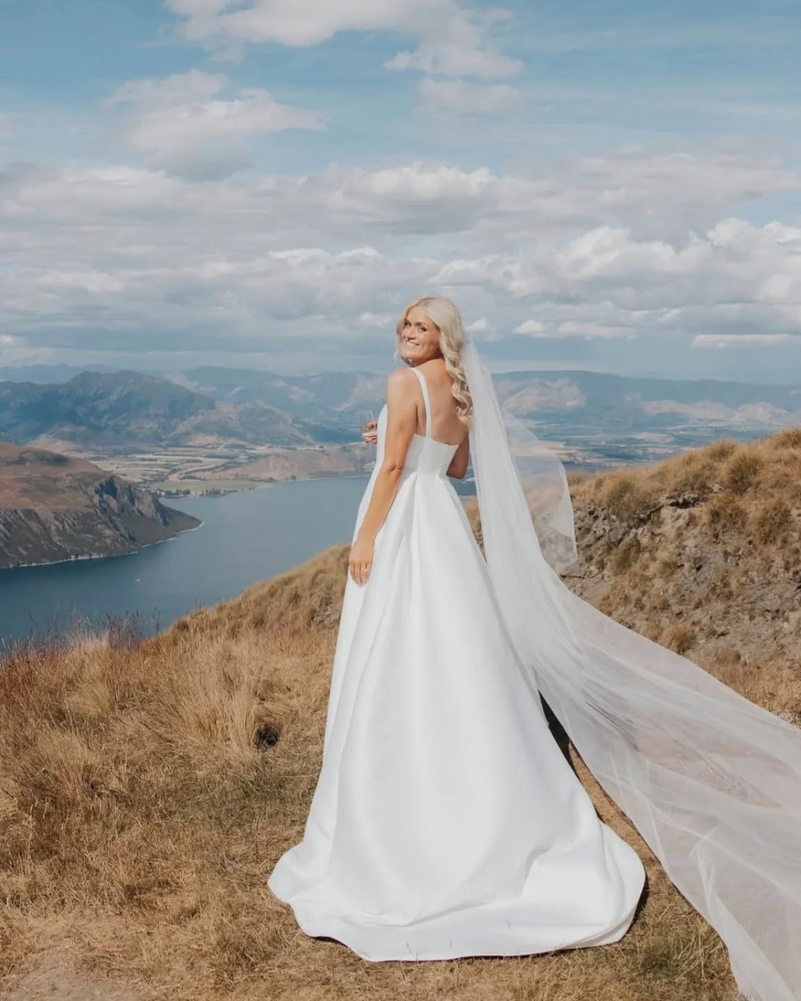 S O U T H
There is something completely magical about the South Island✨️
This mix of rust brown and blue skies is perfection!
Praying for better weather for the rest of the season 🤞
📷 - @sophieisabellaphoto
#alterations #southislandnz #bridal