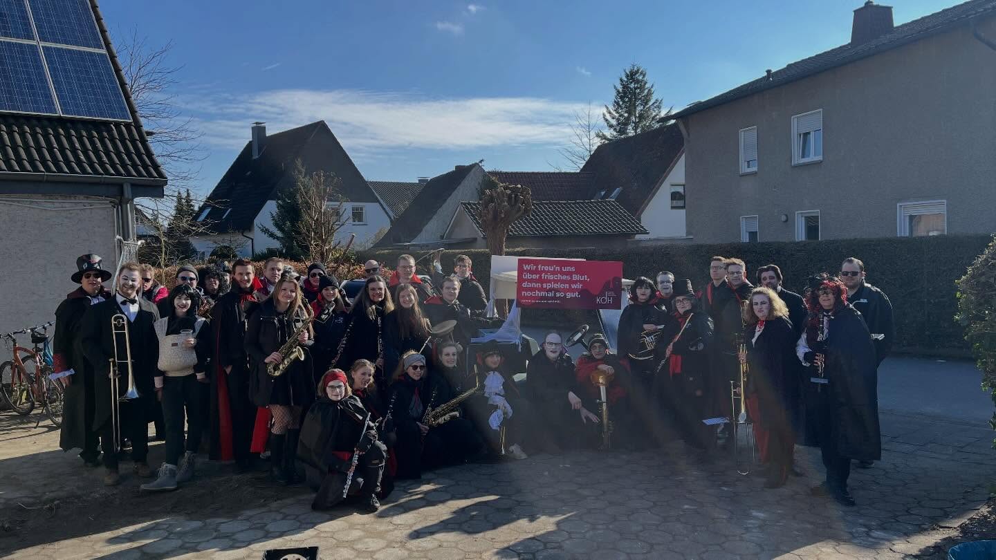 Karneval 2026 🥳🧛♂️🍻
Wir freu‘n uns über frisches Blut,
dann spielen wir nochmal so gut. 🧛♂️🎶
#karneval #vampir #komminsteam #musik #kolpingorchesterharsewinkel