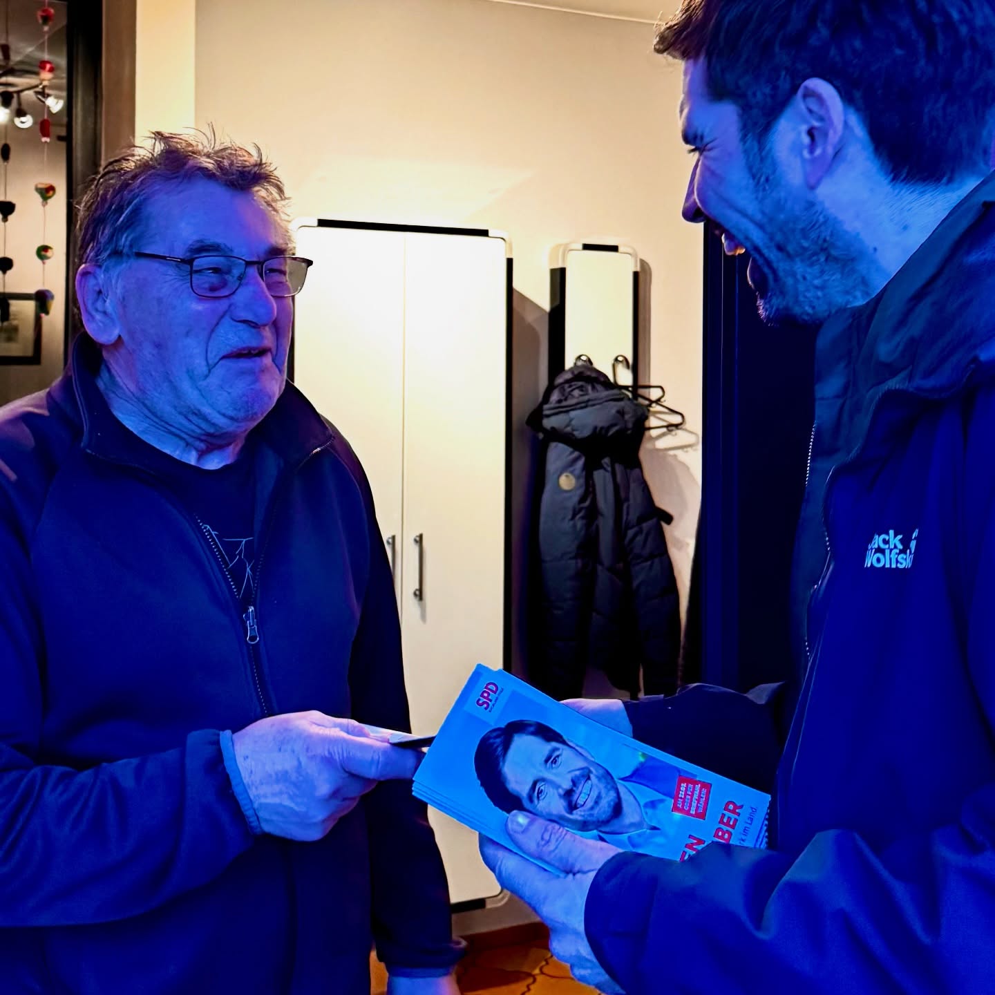 Politik braucht Nähe. Hand aufs Herz: Wann hat zuletzt jemand aus der Politik bei dir geklingelt? 🚪
Heute habe ich an meiner 1.000. Haustür in Trier geklingelt.
Als Trierer Landtagsabgeordneter und Bildungsminister weiß ich:
Politik lebt vom Zuhören – nicht vom Reden über Menschen, sondern mit ihnen.
Ich möchte weiterhin Verantwortung für unsere Stadt und unser Land tragen.
Mit einem starken Direktmandat für Trier.
Mit einer stabilen Regierung unter Alexander Schweitzer.
Mit einer führenden SPD.
Am 22. März geht es um Verlässlichkeit, Bildung und eine klare Stimme für Trier im Land.
Ich freue mich auf die nächsten 1000 Türen in den nächsten Wochen und weiterhin so viele gute Begegnungen.
#Trier #Direktmandat #sventeuber #Verantwortung #alexanderschweitzer