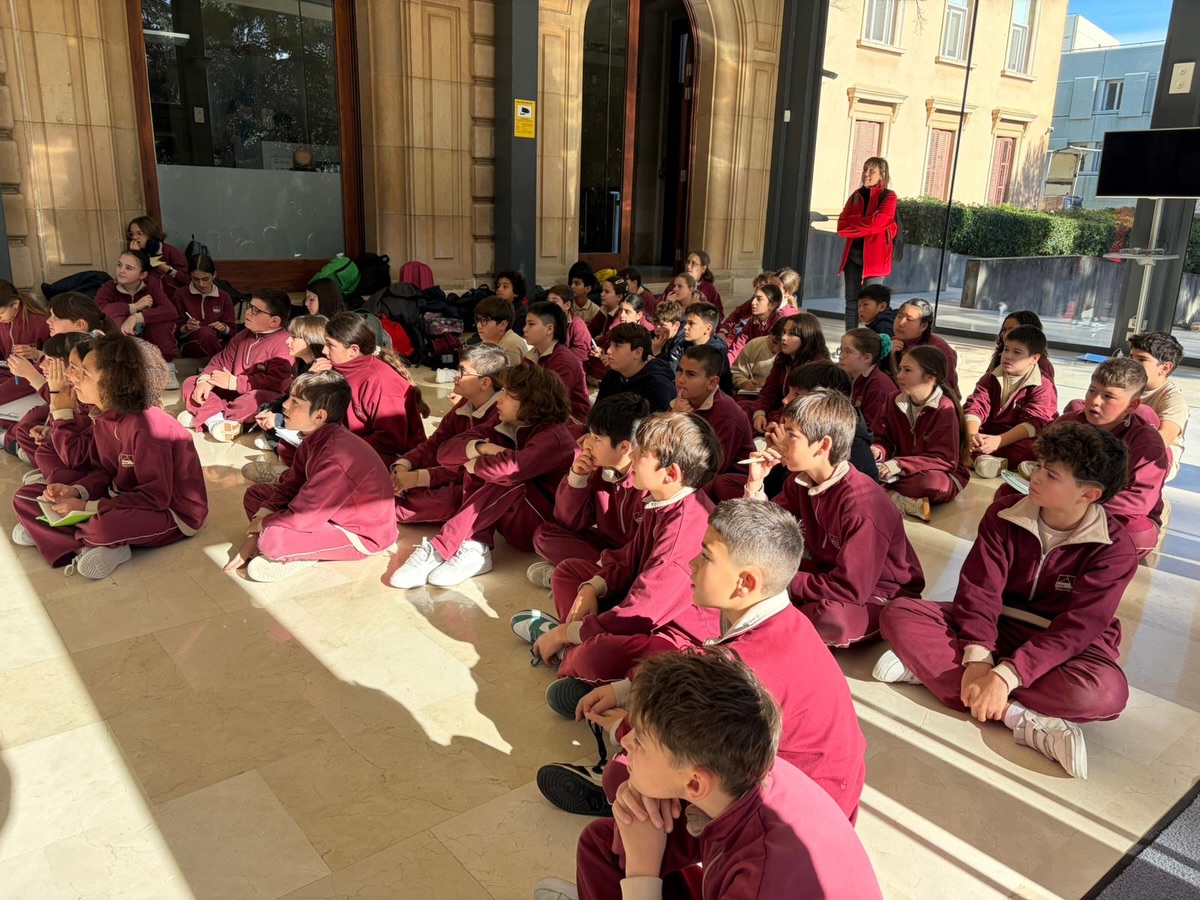 🧠💻 Connectant amb el futur 💻🧠
Dins del Flaix cultural del segon trimestre, 150 anys connectant el món, l’alumnat de cicle superior ha visitat la supercomputadora MareNostrum, una de les més importants a nivell europeu.
Han descobert què és, com funciona i quines funcions desenvolupa, a través de diferents activitats i dinàmiques molt significatives.
Una experiència motivadora, on l’alumnat ha pogut aprendre fent, apropant-se al món de la supercomputació i a la tecnologia que connecta el present amb el futur 🌍⚙️
#FlaixCultural #150AnysConnectantElMón #CicleSuperior #Supercomputador #TotssomSinguerlin