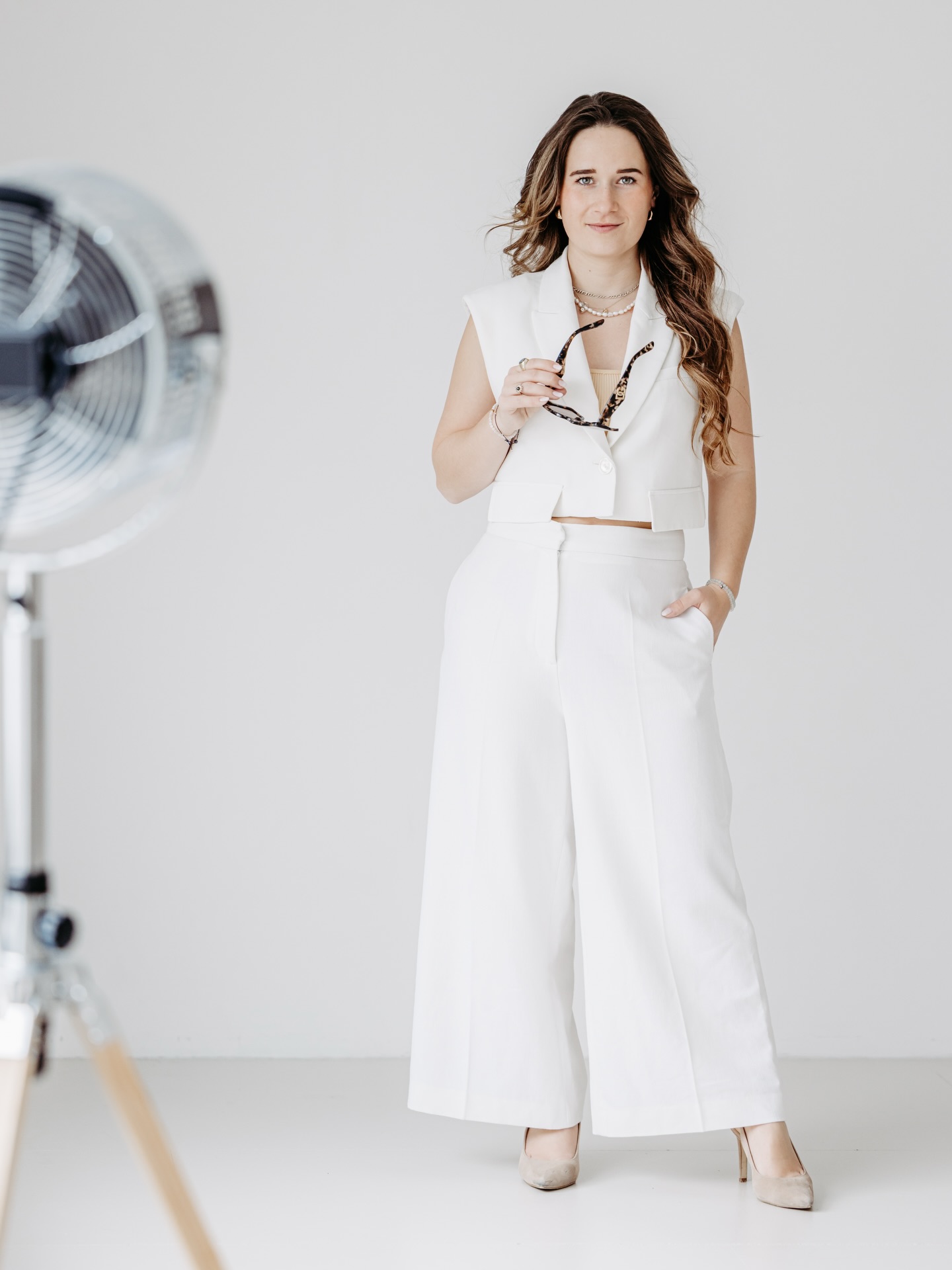 pinch me moment 🥹✨ hab grad den Vergleich von der kleinen und der großen Pauline so heilsam gefunden 🫂 glaub mein kleines Ich wär gerade so unglaublich stolz, wo wir jetzt sind 🤍
Von klein auf war ich immer diejenige, die performt und die, die unterhaltet. Verkleiden, singen, tanzen, Shows moderieren mit dem Mikro in der Hand von meinem Kassettenrecorder war mein daily business (nicht zu vergessen meine eigens kreierte Show „Die Flattermänner“ 😂 da fragts mich bitte persönlich, was die beinhaltet hat haha).
Ich weiß auch noch, als ich gesagt habe, ich möchte mal Entertainerin werden und mich eine Schulkollegin ganz verdattert angeschaut hat und gefragt hat: „Was willst du denn als Ententrainerin machen?!“ 🦆 Aus den Enten ist nix geworden, aus dem Unterhalten schon 😂
Well, it has always been me und ich werd’s auch immer bleiben 🫶🏼
Und ich sag mal so: Mir wird nie langweilig und doch spür ich, dass da energetisch noch ganz viel Platz ist in 2026 🪐 für eure Events, Videoformate, Fernsehshows &&& ❤️🔥 denkts gerne an mich, wenn ihr eine Moderatorin oder einfach einen Gute-Laune-Menschen suchts - dafür hab ich nämlich immer Platz! ✨
Ich bin mehr als hyped für diesen Neustart im Jahr des Feuerpferdes 🔥 so viel Aufregendes wartet schon, mitunter auch einige große Events, die ich demnächst moderieren darf! Darauf freu ich mich schon unglauuuublich!
Denn in mir steckt noch immer die kleine Pauline, die gerne tanzt, performt & unterhaltet 🥹✨🎤
📸 @milkasphotography
📸 die restlichen von Mama und Papa 😂