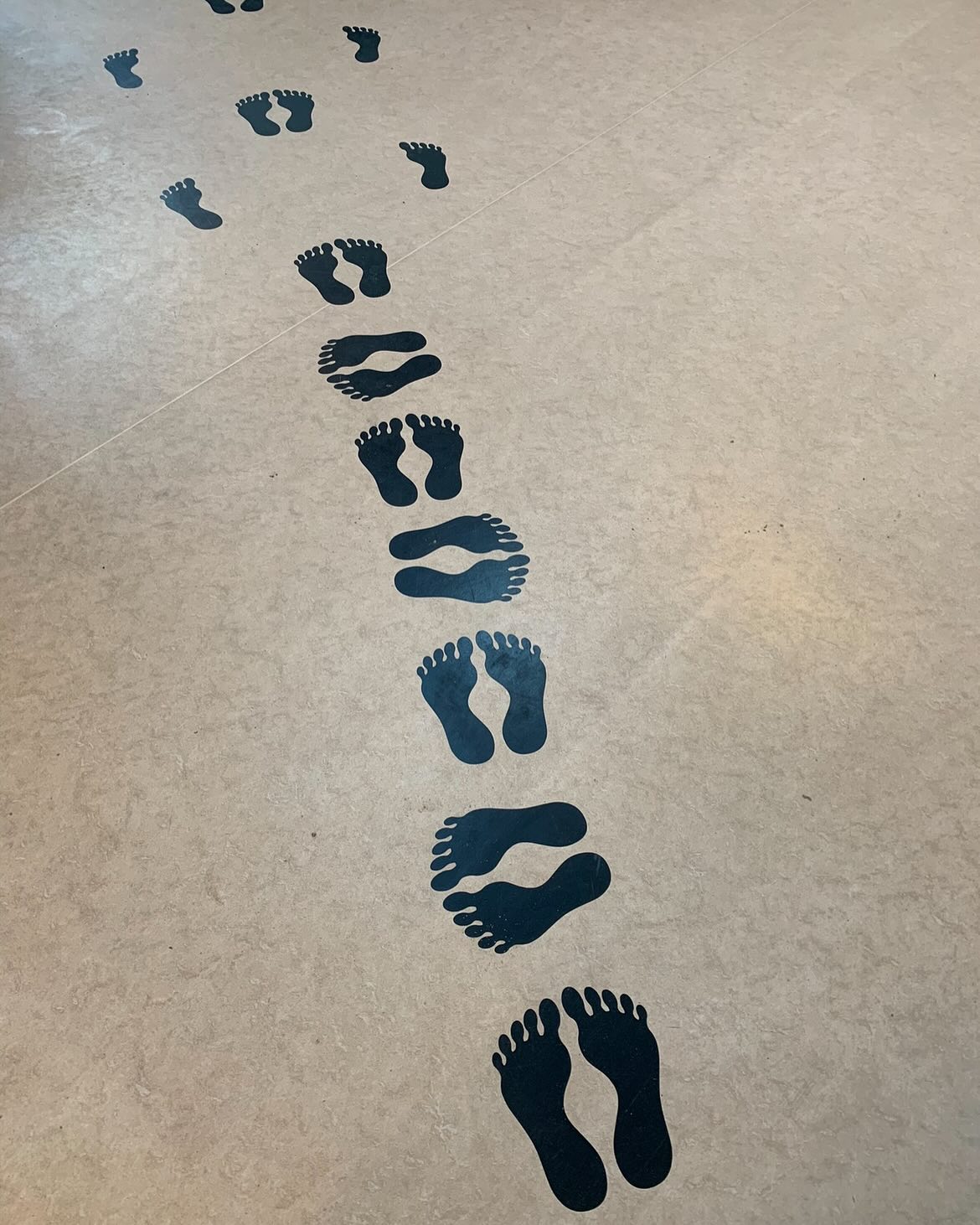 Folieskæreren er klart en af mine yndlingsteknologier, da den kan anvendes til ubeskriveligt mange kreative processer. Jeg bruger den både til ler, glas, porcelæn, vinduer og lærreder, hvor stencil-teknikker er et kæmpe hit. Jeg bruger den også til skilte, tekstil, og som her, til motorikbane på gulvet i en indskolingsafdeling. Jeg bruger udendørs folie (Oracal 651), da det er super holdbart. På trods af flere ugentlige vaske med industrigulvvaskemaskine, er det stadig helt intakt. Imponerende.
#folieskærer #vinylcutter #kreativmedteknologier