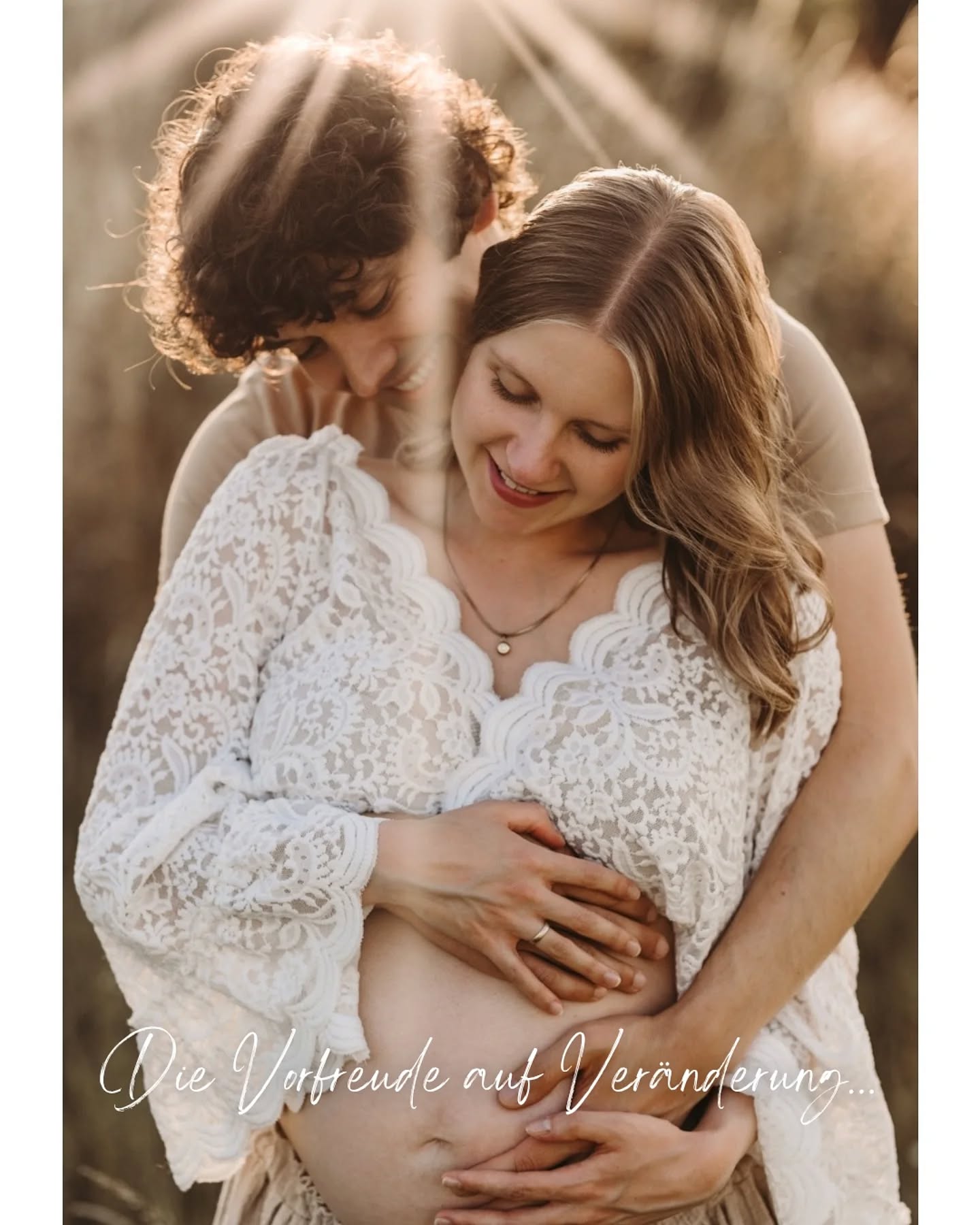 Die Vorfreude zweier Menschen, die wissen, dass sich ihr Leben bald für immer verändert.
Bei diesem Schwangerschaftsshooting ging es nicht um Bilder vom Babybauch.
Es ging um Verbindung.
Um Nähe.
Um dieses stille gemeinsame Warten.
Die Art, wie er sie hält.
Die Art, wie sie lächelt, wenn sie an das denkt, was kommt.
Und dieses Gefühl von Geborgenheit, das man nicht erklären, sondern nur spüren kann.
Genau solche Momente halte ich fest.
Nicht perfekt. Sondern echt und natürlich.
Wenn du diese besondere Zeit bewahren möchtest, bevor ein neues Kapitel beginnt, begleite ich dich gern.
Schreib mir einfach 🤍
#babybauchshooting
#werdendemama
#mamaglück
#liebeimbauch
#fotografthüringen