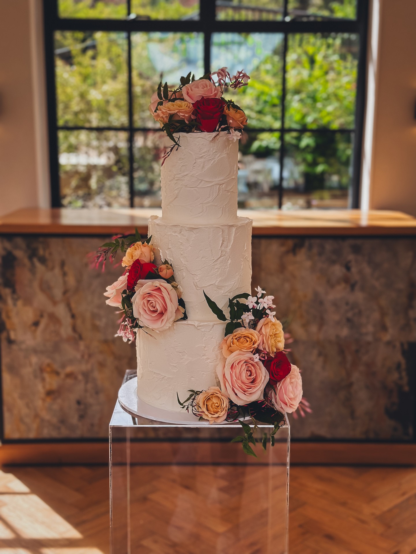 A textured ivory finish paired with bold, romantic florals creates a cake that feels both modern and timeless. 🤍
The soft movement in the ganache contrasts beautifully with the structured tiers, while blush, peach and deep red roses introduce warmth and depth. Nothing overly polished. Nothing overly styled. Just balance.
Designed to stand confidently within a light filled venue, this piece proves that simplicity in structure allows florals to truly shine. 🌹
If you are drawn to clean silhouettes with statement florals, this style works beautifully for elegant, contemporary weddings.
Explore the full wedding portfolio:
https://www.kimberlyjaynecakedesign.co.uk/portfolio
Enquire via the website to secure your date ✨
#LuxuryWeddingCake #ModernWeddingCake #FloralWeddingCake #RomanticWeddingDesign #WeddingCakeDesigner