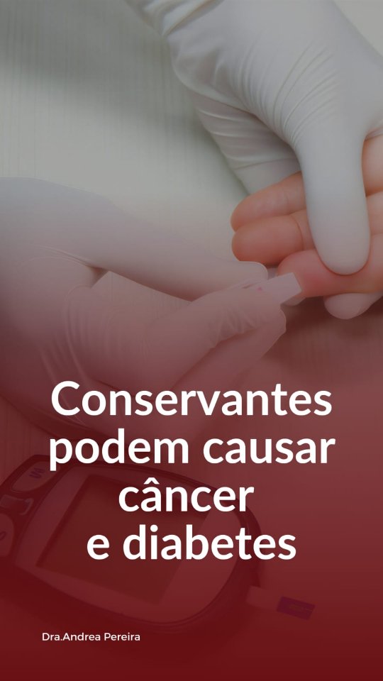 Estudos vêm demonstrando que o consumo frequente de alimentos ultraprocessados, especialmente aqueles ricos em conservantes podem estar associados ao aumento do risco de doenças como câncer e diabetes.
Isso não significa que um alimento isolado cause a doença, mas que o padrão alimentar ao longo do tempo faz diferença. Quando a base da alimentação é composta por produtos industrializados, há maior exposição a substâncias que podem impactar negativamente o metabolismo, a inflamação e o equilíbrio hormonal.
Priorizar alimentos frescos é uma das estratégias mais consistentes para prevenção de doenças crônicas.
Assista ao vídeo completo no YouTube (Dra Andrea Pereira Nutrologia).
