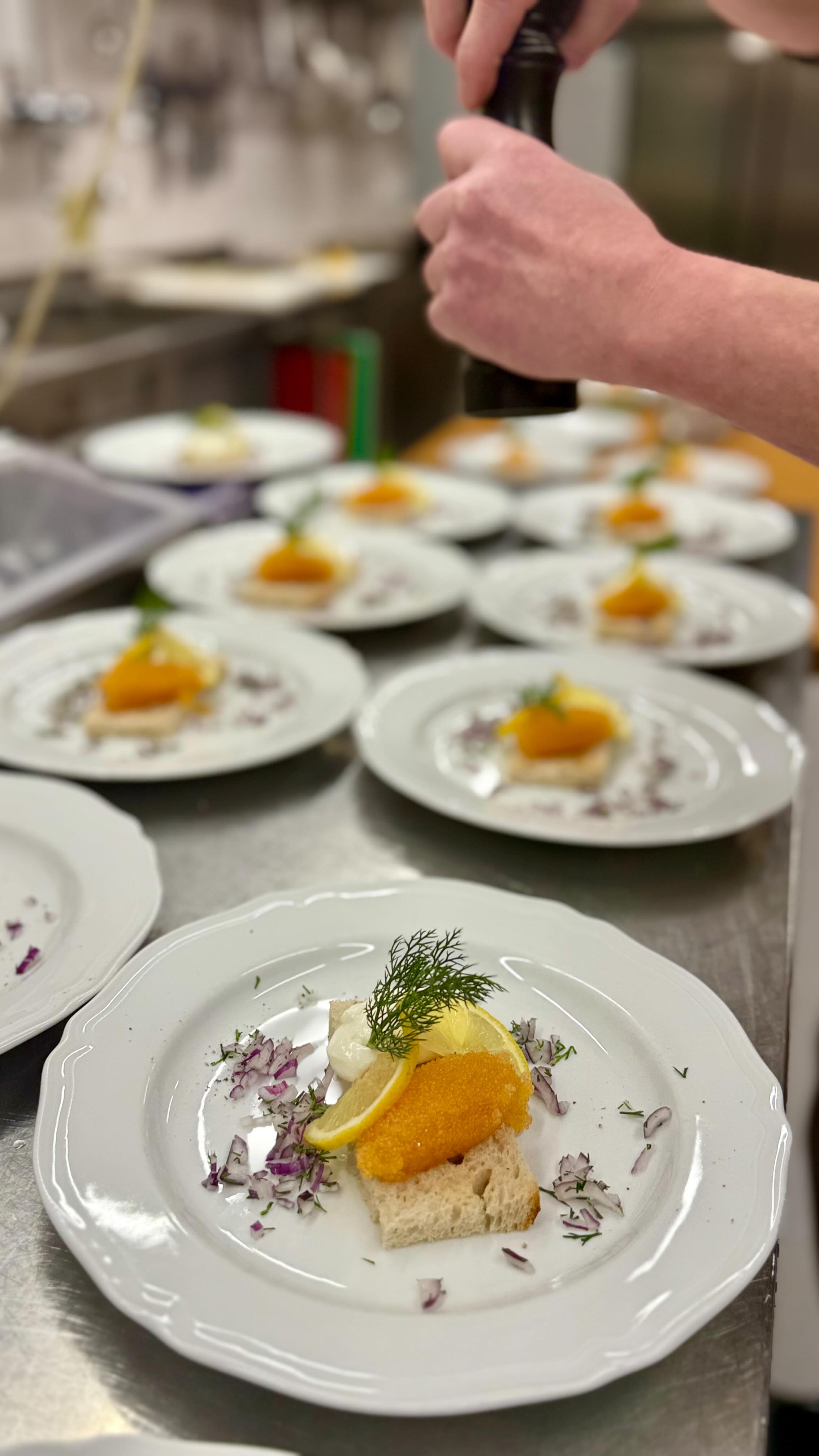 En middag kan vara bara en middag. Vi tycker att den ska vara en upplevelse. 🙌🏻✨
Låt oss att hand om helheten ➡️ www.hensbackahotell.se