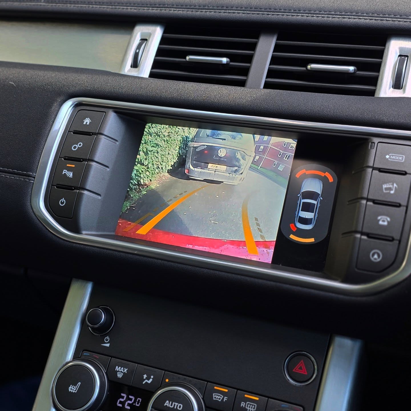 👀 Reversing Camera 👀
Better visibility whilst reversing can never be a bad thing can it!
This tiny camera mounted on the rear of this Range Rover is linked up to the original display so when reverse gear is selected the camera image is automatically displayed on the centre screen.
Guidelines move with the steering angle to show the direction of travel.
Safer, easier parking ✅
🌐 www.winntech.co.uk
📧 info@winntech.co.uk
☎️ 07916-225476 Call/Text/WhatsApp
#WinntechAutomotive #RangeRoverEvoque #ReversingCamera