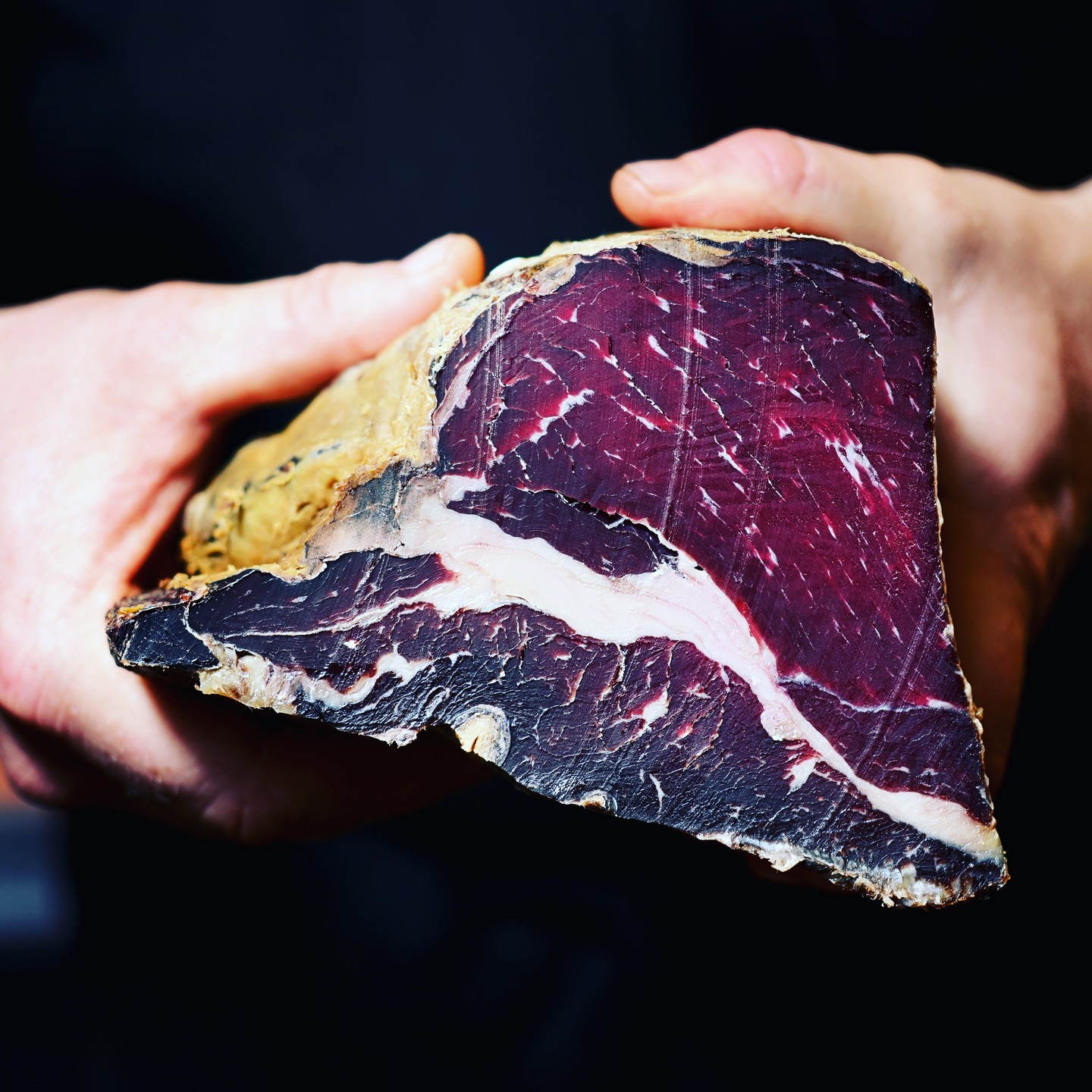 La Cecina de bœuf premium que nous avons sélectionnée sublimera apéritifs, dégustations, plateaux et accords terre mer. Ce jambon de bœuf qui passe de 12 à 18 en séchoir naturel et fumé au chêne vert exhale des saveurs et des arômes si particuliers le rendant unique. #cecinadeboeuf #iberico #charcuteriesdexception #premium