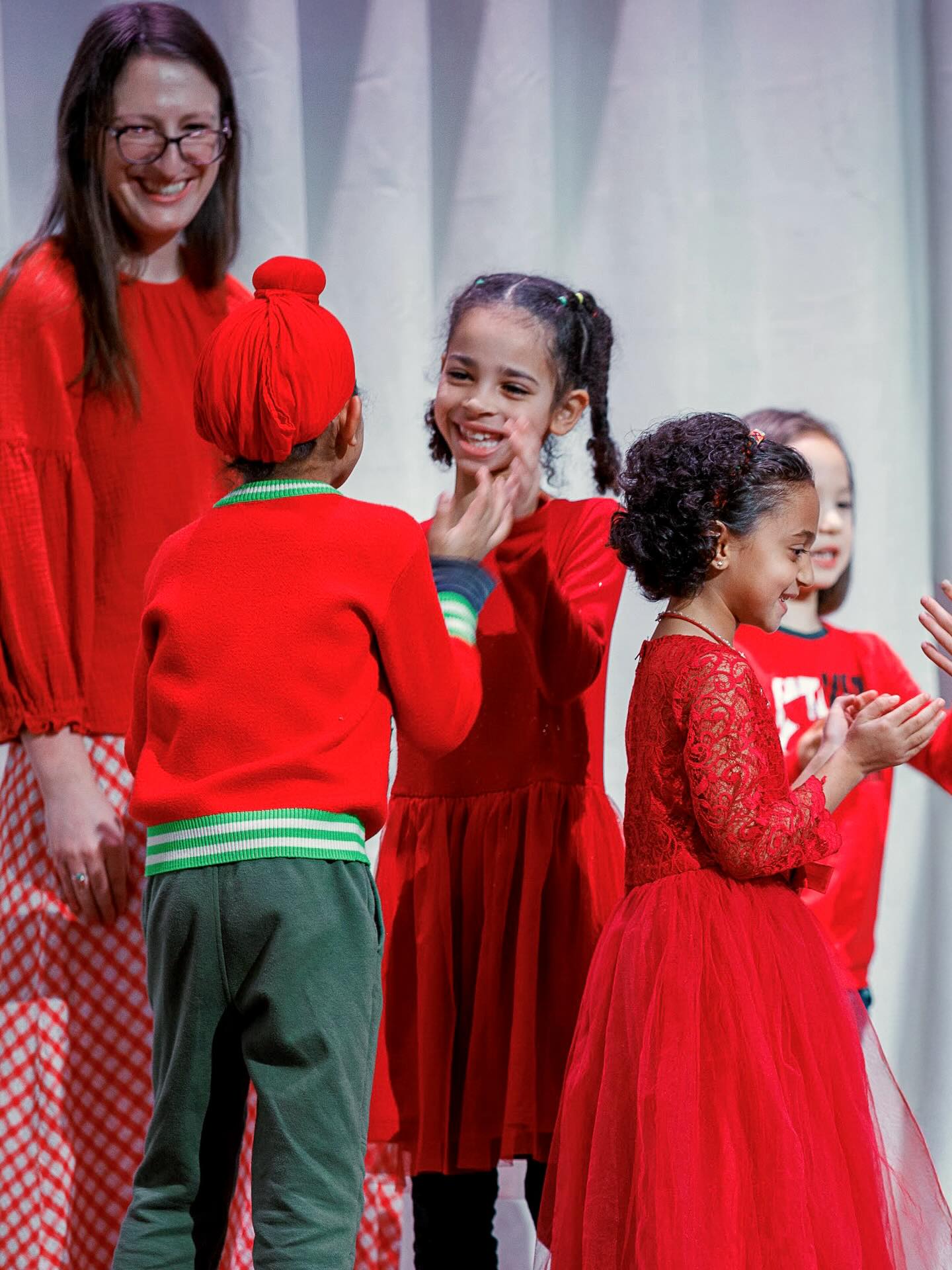 🏫🎶At ECS, one of our most cherished community events is the annual Sharing Assembly, where students in grades 1-8 take to the stage and share what they’ve been learning. From number games in the lower grades to a live organic chemistry experiment in eighth grade, families and friends enjoyed a vibrant window into classroom life. Highlights included a skit from 6th-grade, showcasing their learning from their business block, musical performances, and beautiful student work displayed throughout the halls. 🌟👏
Photo credit: Jeremy B.
#ECS #eastsidecommunityschool #waldorf #studentlearning #sharingassembly