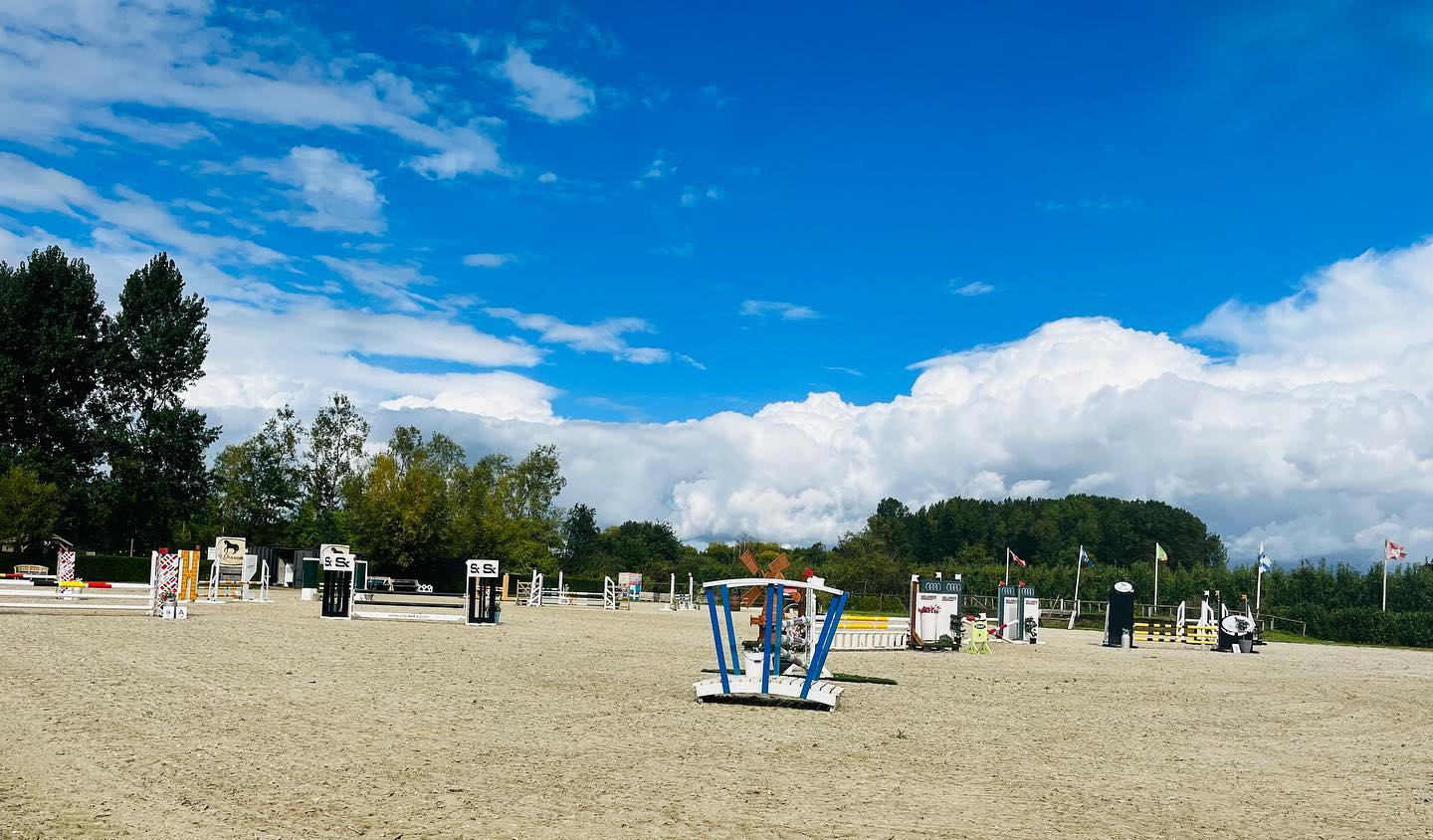 En onze piste is weer klaar voor de jumping dit weekend.
Limburgs kampioenschap voor de pony’s 🐴
Zaterdag vanaf 10u00 en zondag van 11u00.
Iedereen welkom😘