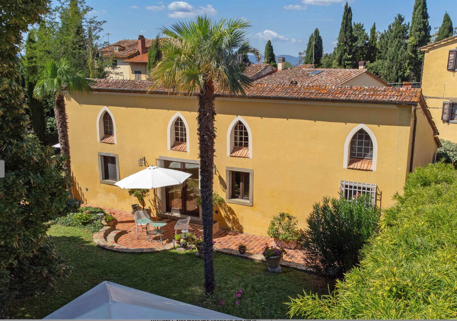 🏡 Villa for Sale Tuscany 🇮🇹
💰 €750,000
Just 3 km from the historic center of Castiglion Fiorentino, this elegant 19th-century villa (built in 1850, restored in 1993) blends timeless Tuscan charm with modern comfort. Once owned by a distinguished baronial family, the estate dates back to the 1400s and offers a rare sense of history and prestige.
✨ 3 Bedrooms | 2 Bathrooms
Set within over 4 hectares of olive groves, woodland, and open fields, the property features ornamental gardens, a panoramic entrance, private parking, a 600-meter scenic path, and a secluded stone terrace.
Inside, you’ll find cathedral ceilings, a wood-burning fireplace, double doors opening to the gardens, a fully equipped kitchen with patio access, terracotta floors, wooden parquet, a private study, and refined architectural details including original columns, Gothic windows, and a working fountain.
📍 15 km from Cortona | 25 km from Arezzo | 110 km from Florence
🚉 Less than 1.5 km to the train station with direct links to Florence and Rome.
#TuscanyRealEstate #VillaForSale #ItalianDream #LuxuryLiving