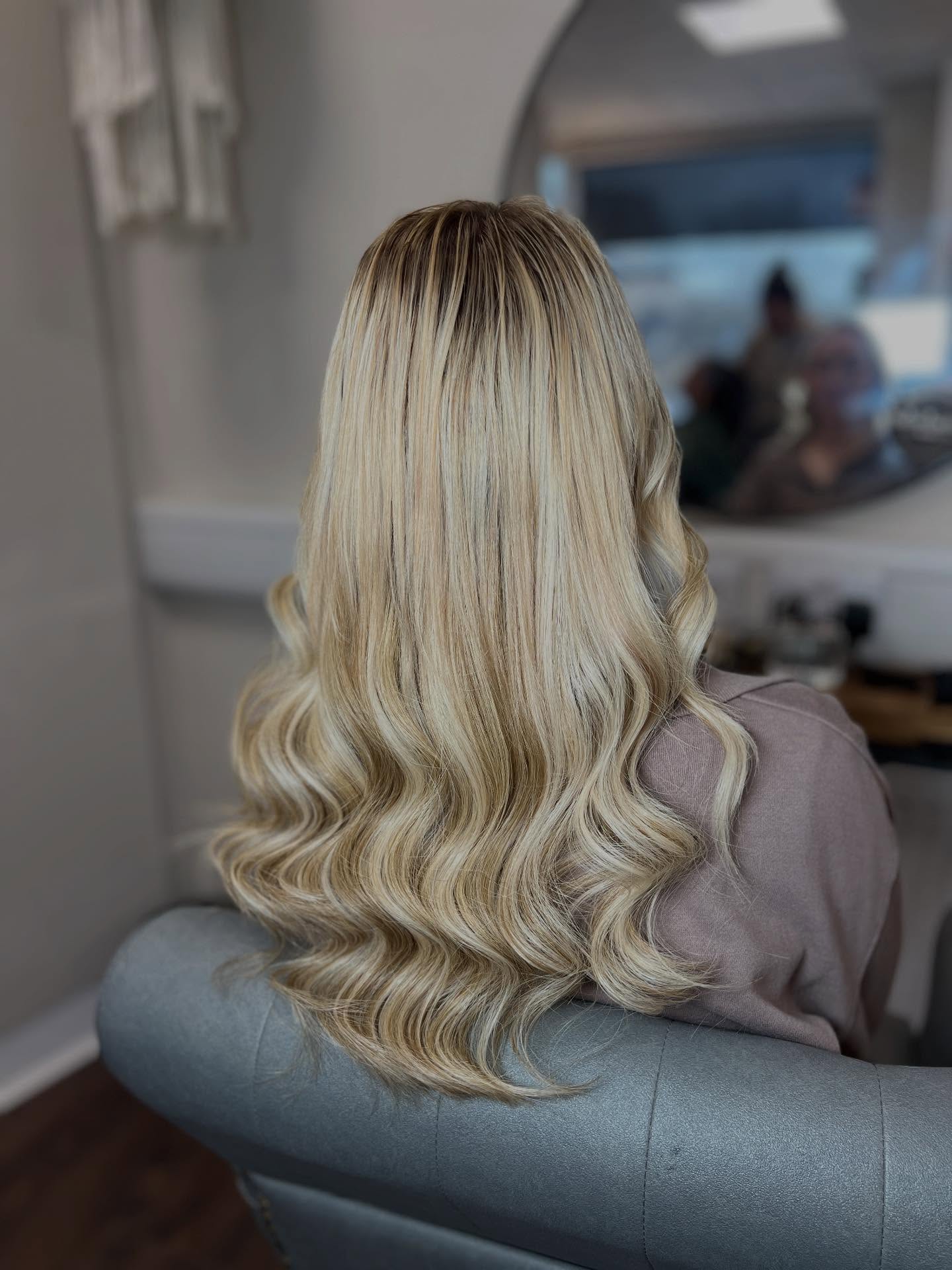 S T U N N I N G B L E N D
4-8/613 & 5-55
#hairextensions #remicachet #superstylist #awardwinning